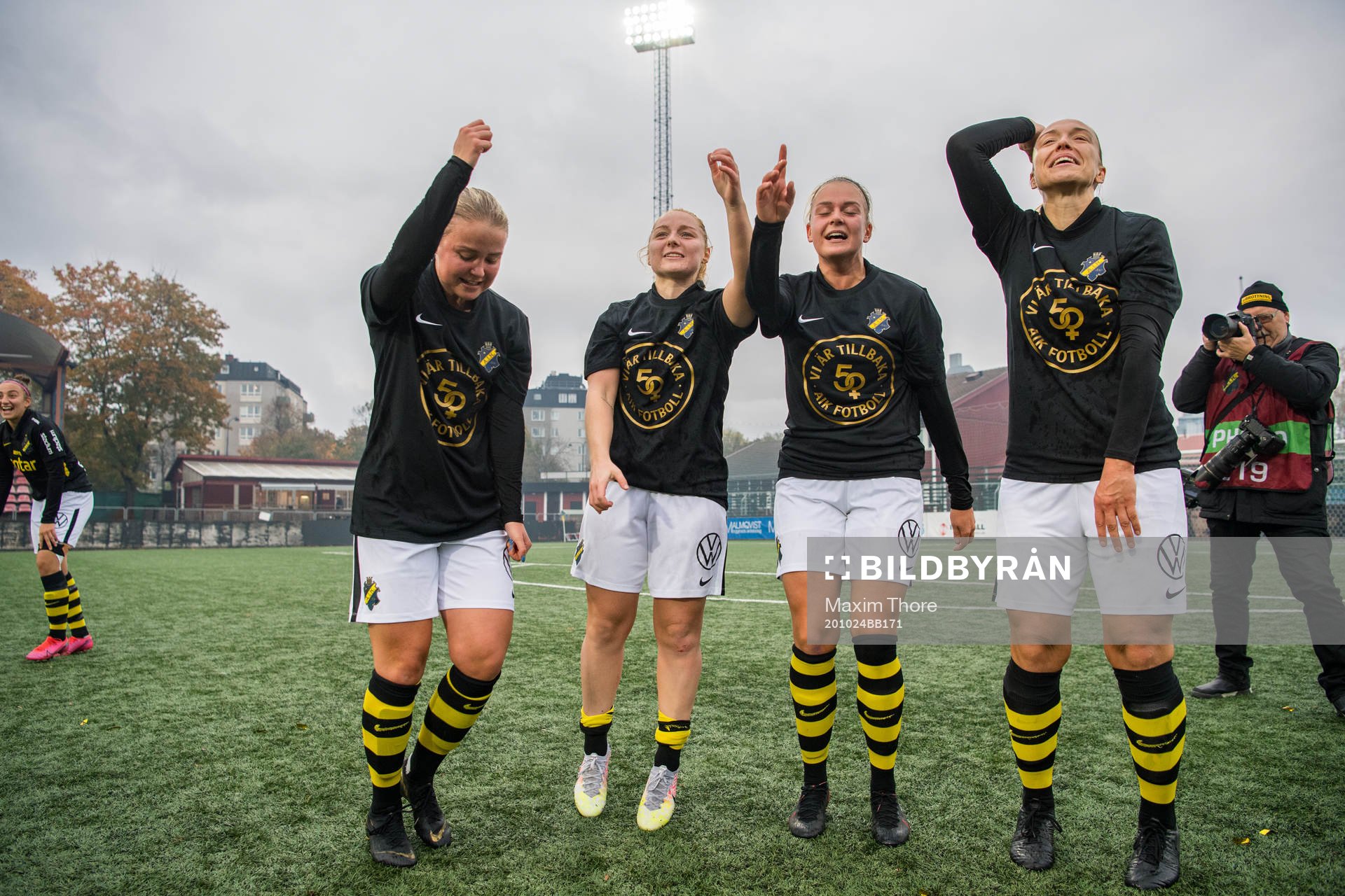 s Sophia Redenstrand (m) jublar med lagkamrater