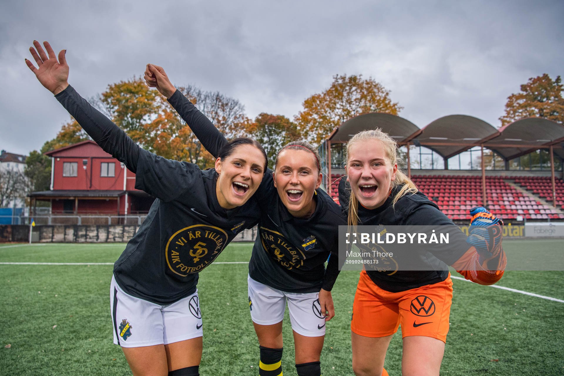 s Adelisa Grabus jublar med lagkamrater