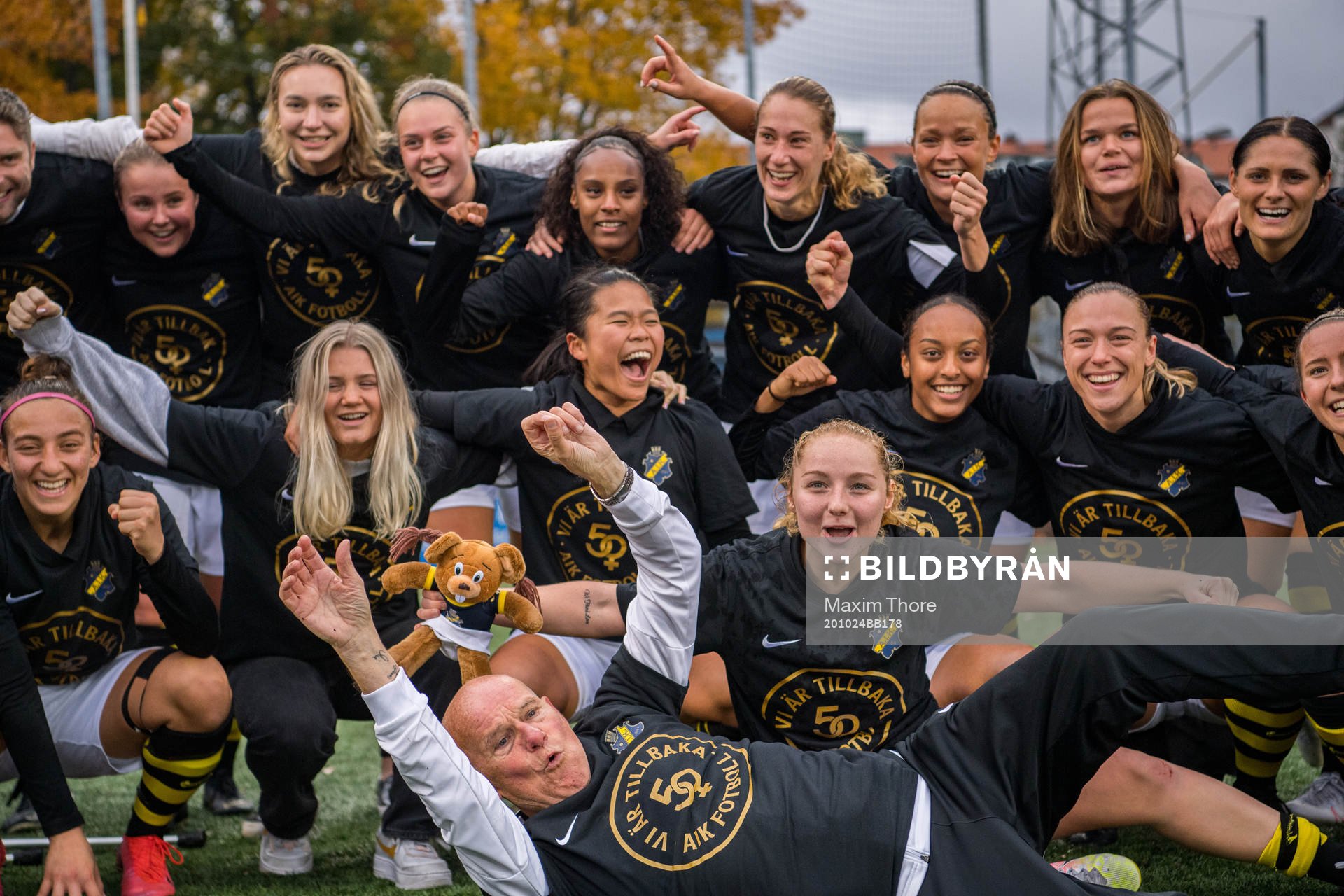 AIK:s spelare jublar efter att AIK säkrat avancemang till Damallsvenskan nästa säsong efter fotbollsmatchen i Elitettan mellan AIK och Bollstanäs den 24 oktober 2020 i Stockholm.