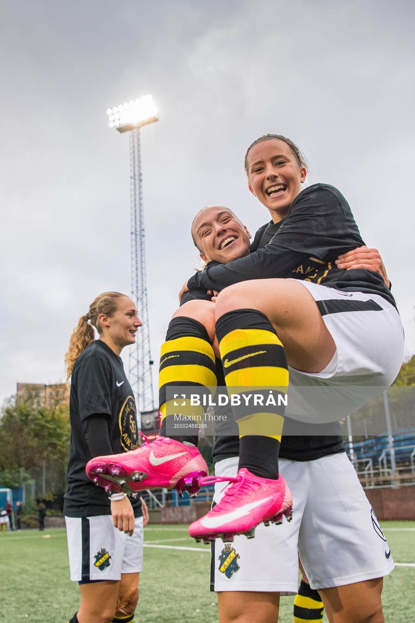 s Fanny Johansson och Clara Härdling jublar