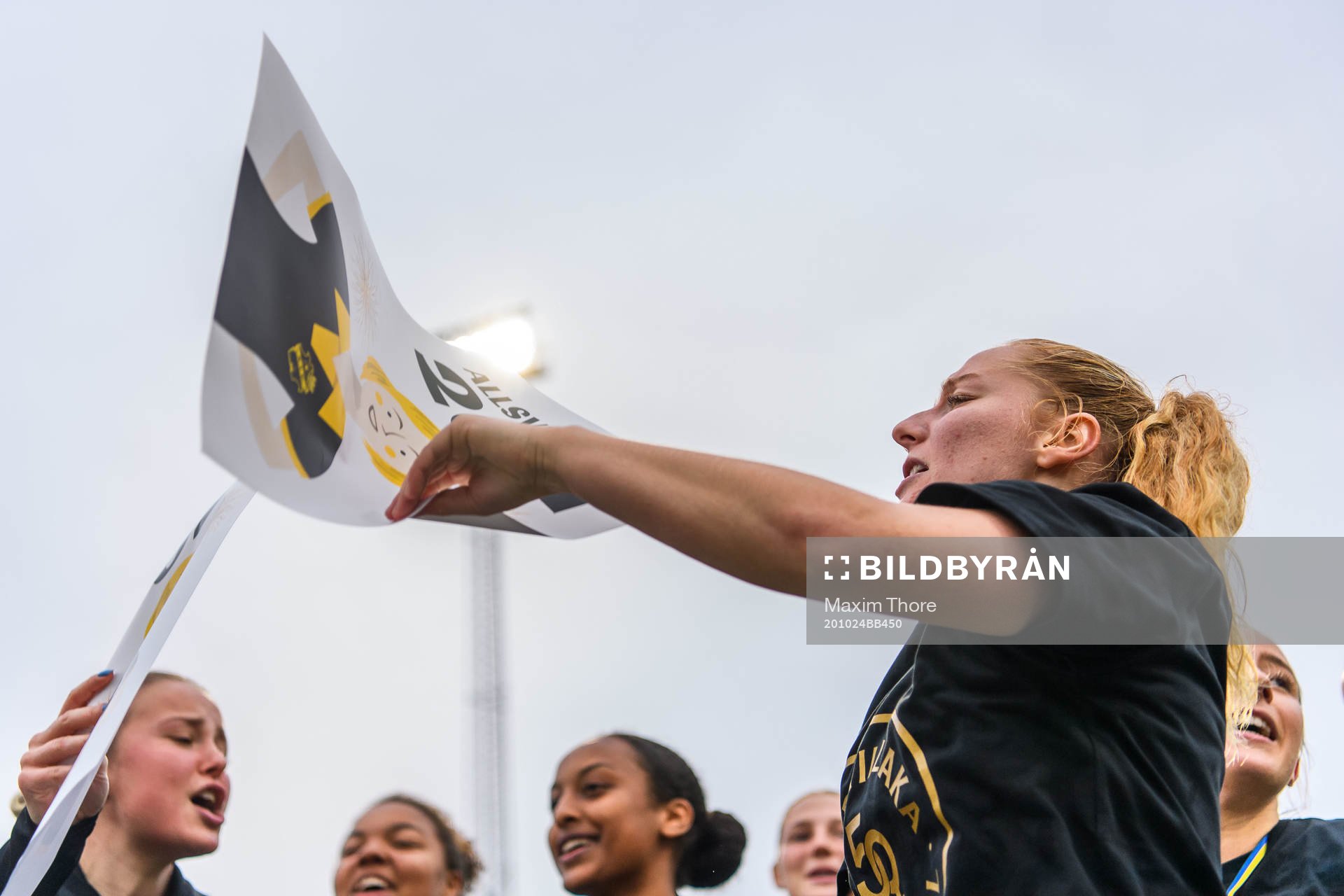 AIK:s Sophia Redenstrand jublar över avancemanget till Damallsvenskan efter fotbollsmatchen i Elitettan mellan AIK och Bollstanäs den 24 oktober 2020 i Stockholm.