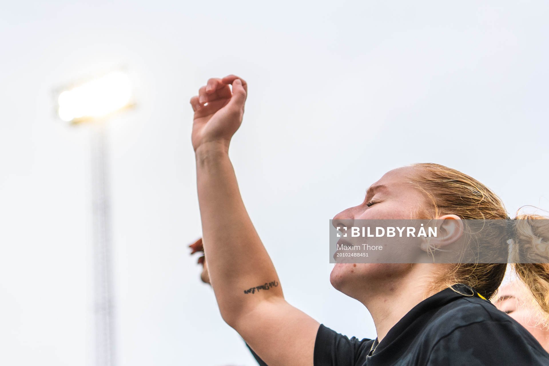 AIK:s Sophia Redenstrand jublar över avancemanget till Damallsvenskan efter fotbollsmatchen i Elitettan mellan AIK och Bollstanäs den 24 oktober 2020 i Stockholm.
