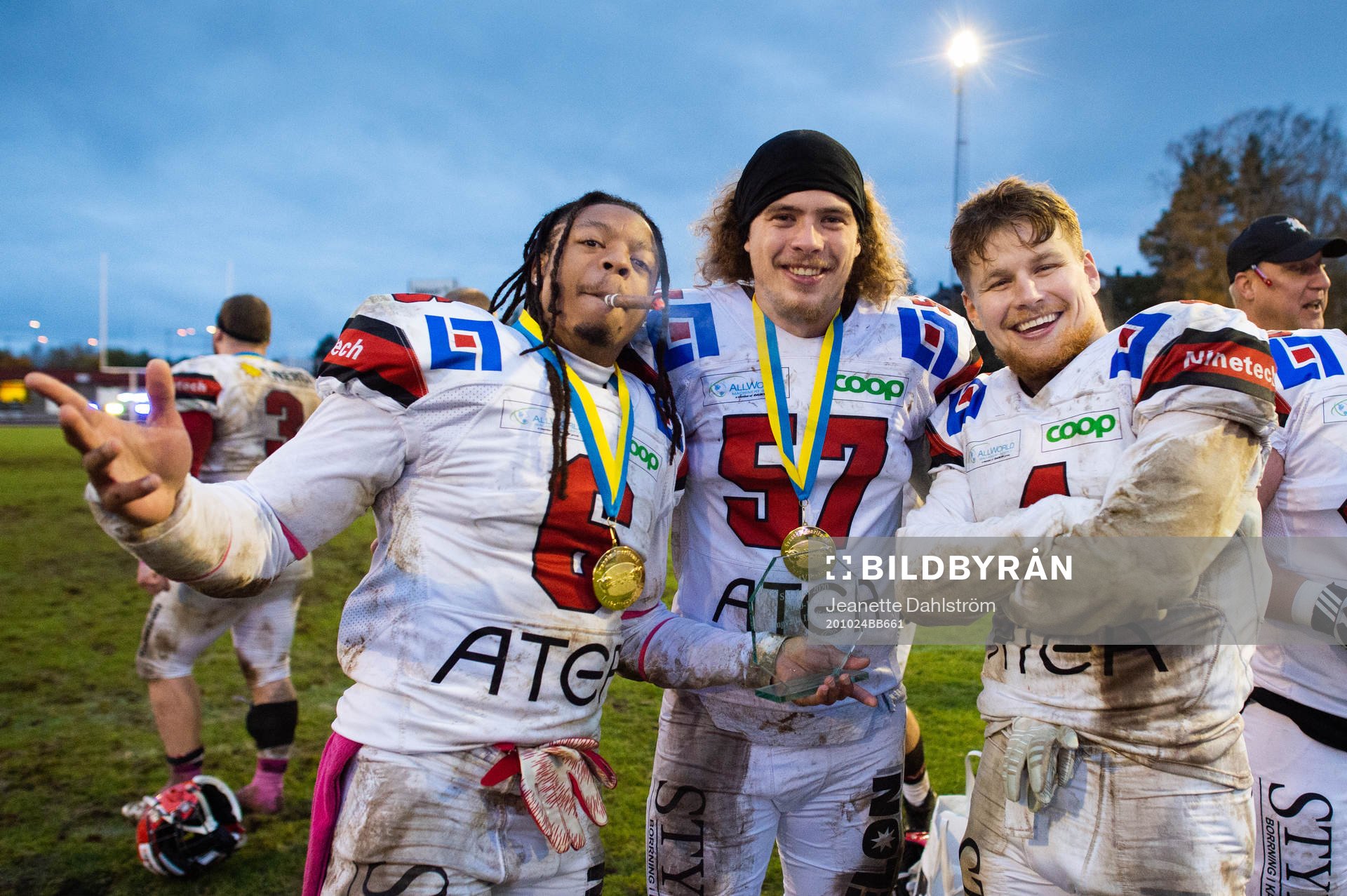 Carlstad Crusaders Darius Lewis, Felix Sencar och Daniel Gunnarsson jublar efter att Carlstad Crusaders blivit svenska mästare efter herrarnas SM-final i amerikansk fotboll den 24 oktober 2020 i KARLSTAD.