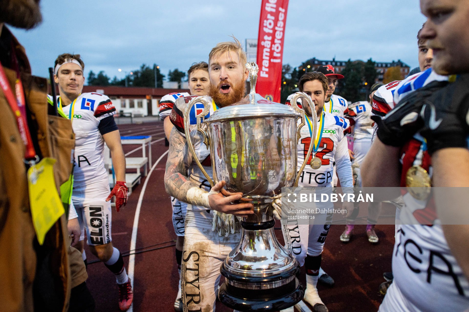 Carlstad Crusaders Mattias Eriksson jublar med pokalen