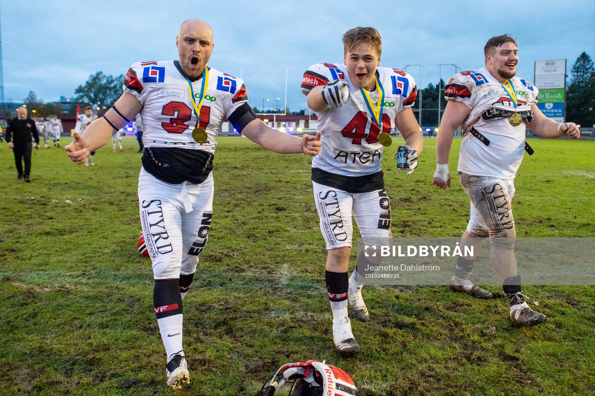 Carlstad Crusaders Robert Bakke King och Alex Gudding jublar efter att Carlstad Crusaders blivit svenska mästare efter herrarnas SM-final i amerikansk fotboll den 24 oktober 2020 i KARLSTAD.