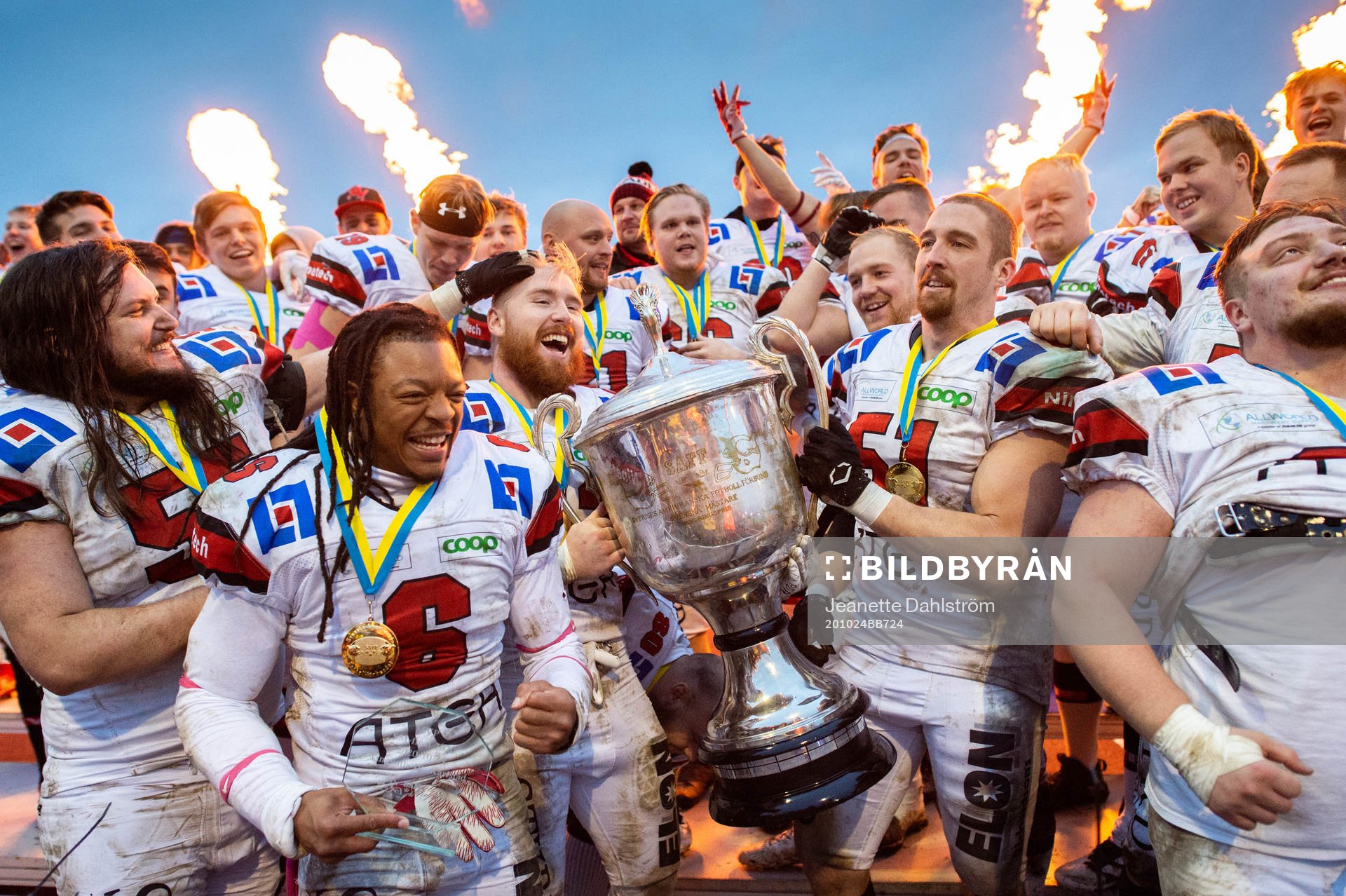 Carlstad Crusaders spelare jublar med pokalen