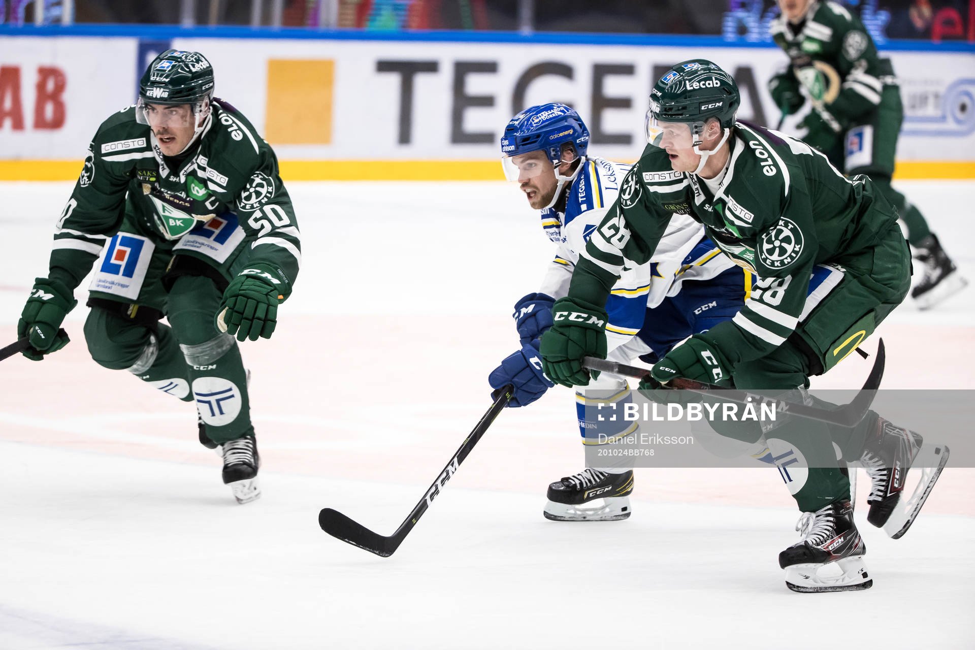 Färjestads Sebastian Erixon och Leksands Oskar Lang och