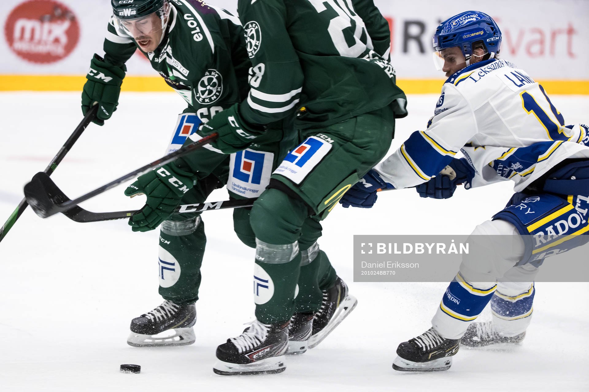 Färjestads Sebastian Erixon och Leksands Oskar Lang och