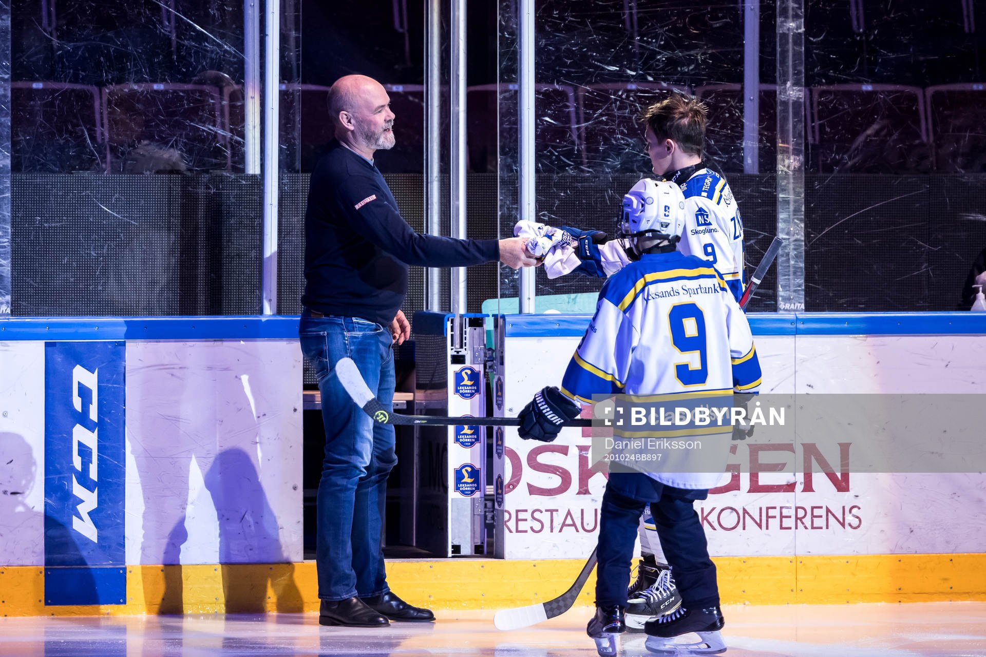 Representant för Bauhaus får en matchtröja av Leksands
