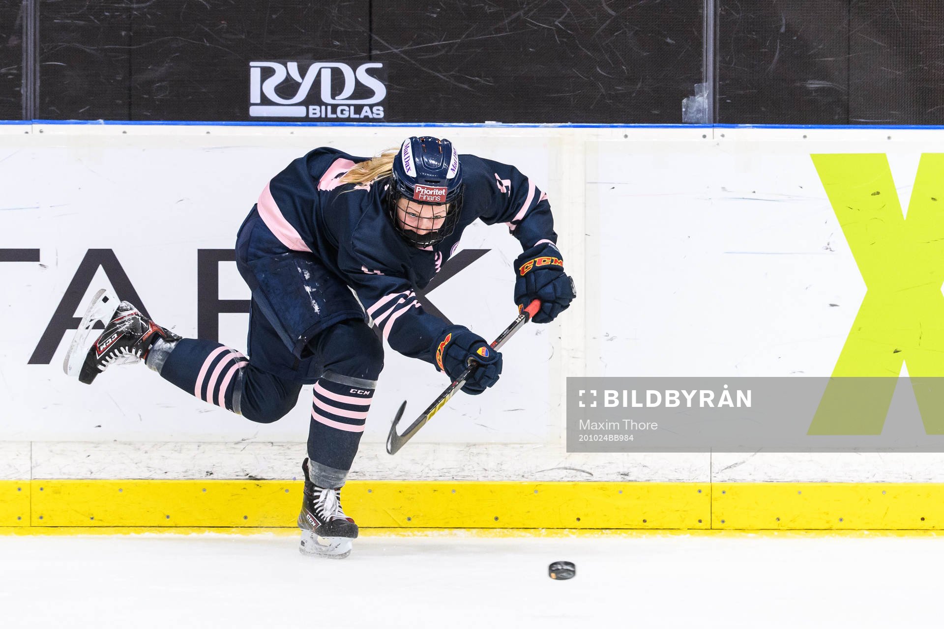 Djurgårdens Abby Cook uunder ishockeymatchen i SDHL mellan