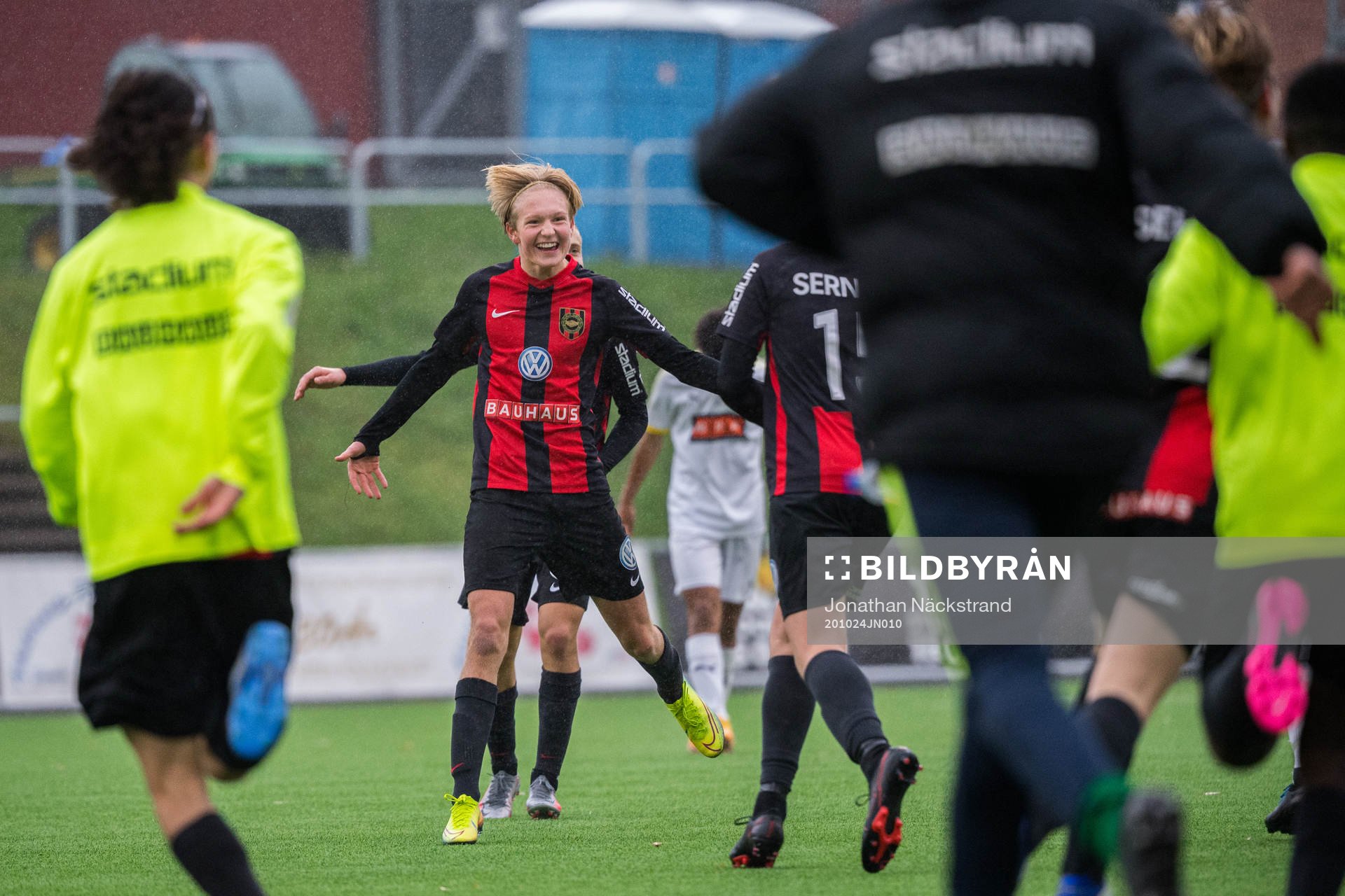 Brommapojkarnas spelare jublar efter fotbollsmatchen i U16 SM-finalen mellan Brommapojkarna och Häcken den 24 oktober 2020 i Stockholm.