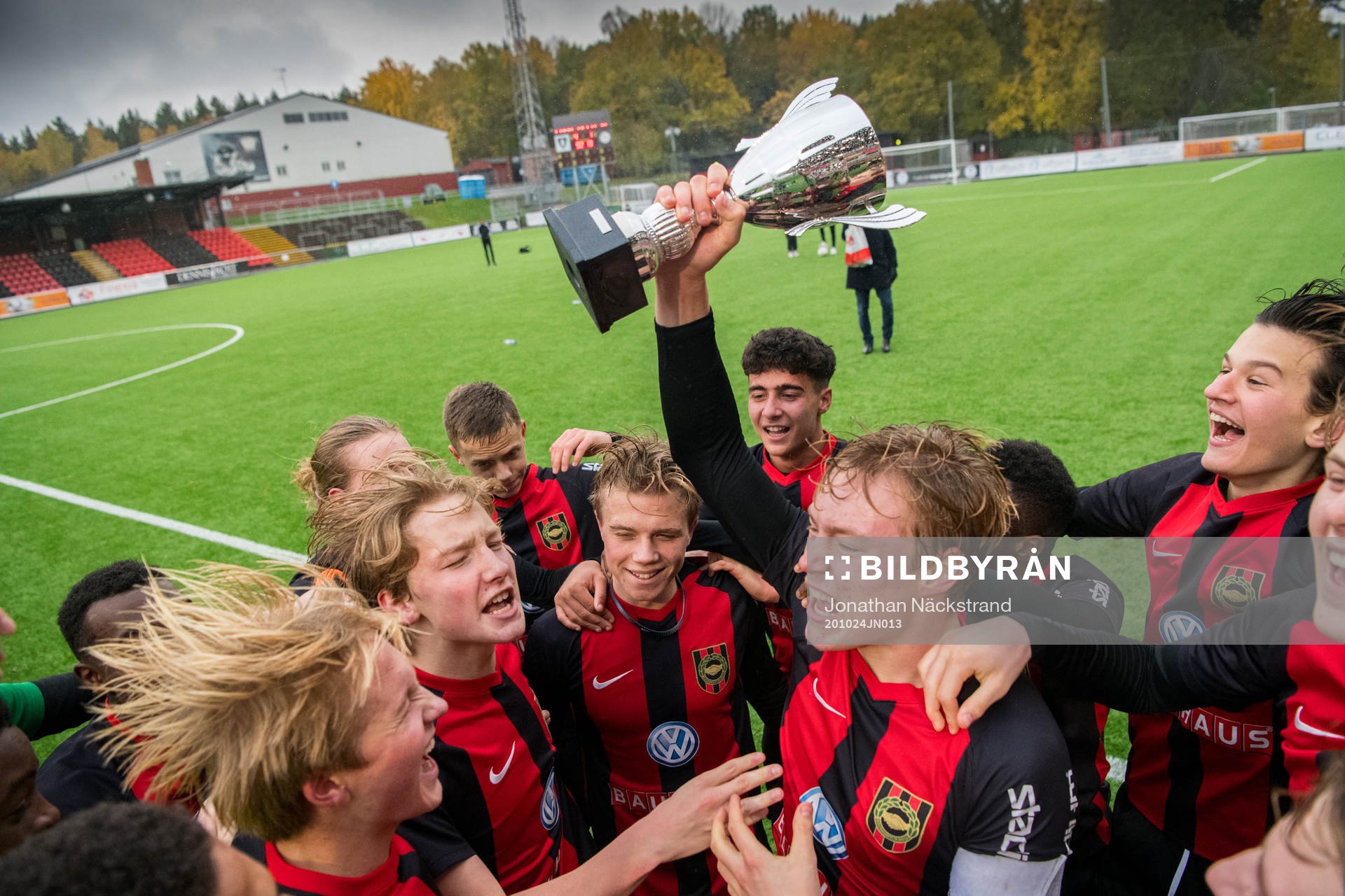Brommapojkarnas Fredrik Nissen jublar med pokalen