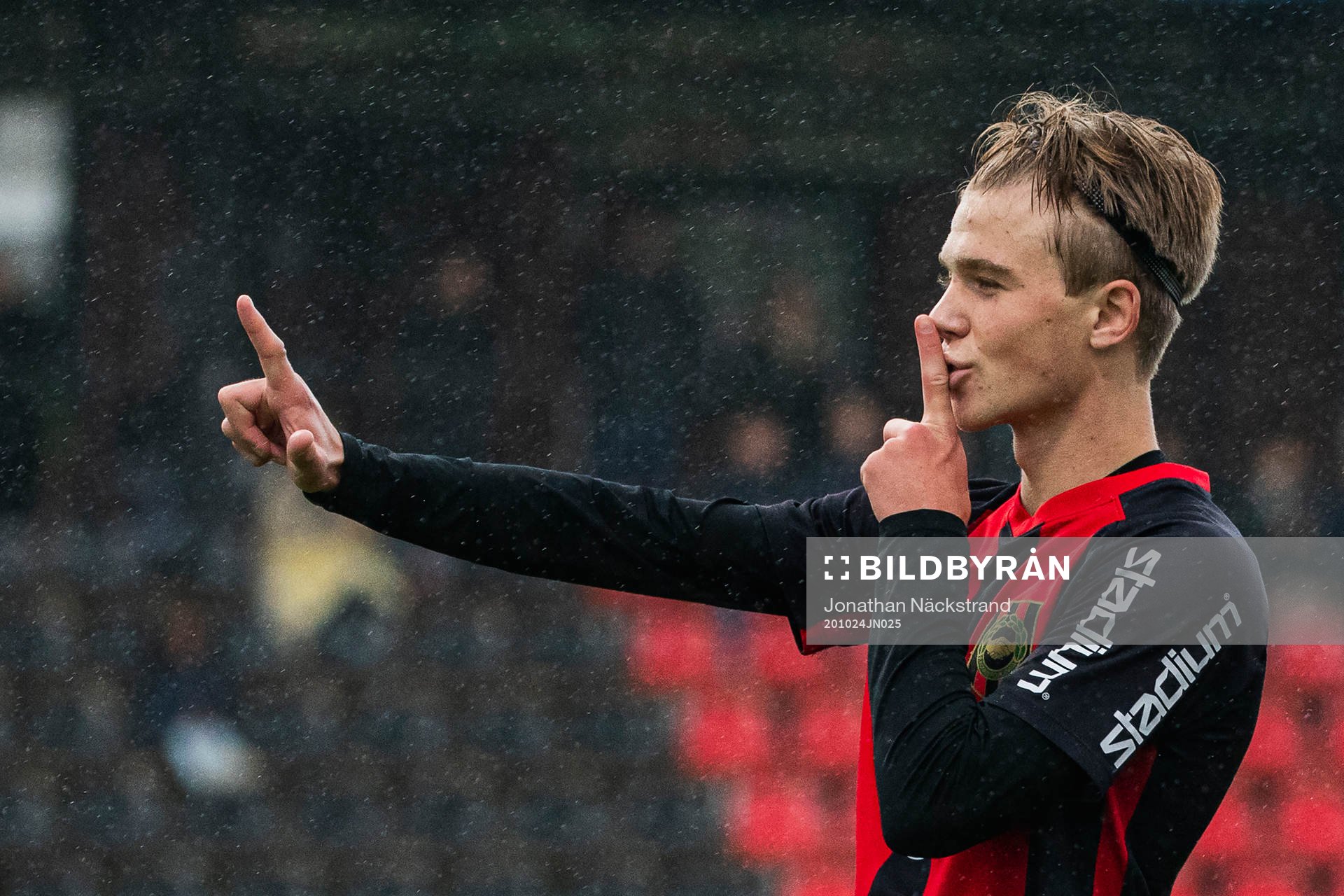 Brommapojkarnas Wilmer Odefalk jublar efter 4-1 av Dennis Ali Brännström under fotbollsmatchen i U16 SM-finalen mellan Brommapojkarna och Häcken den 24 oktober 2020 i Stockholm.