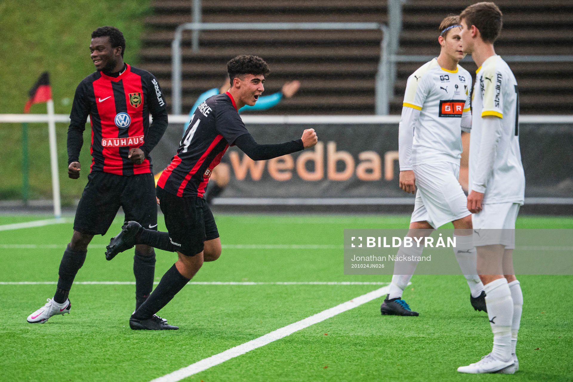 Brommapojkarnas Dennis Ali Brännström jublar efter sitt 4-1 mål under fotbollsmatchen i U16 SM-finalen mellan Brommapojkarna och Häcken den 24 oktober 2020 i Stockholm.