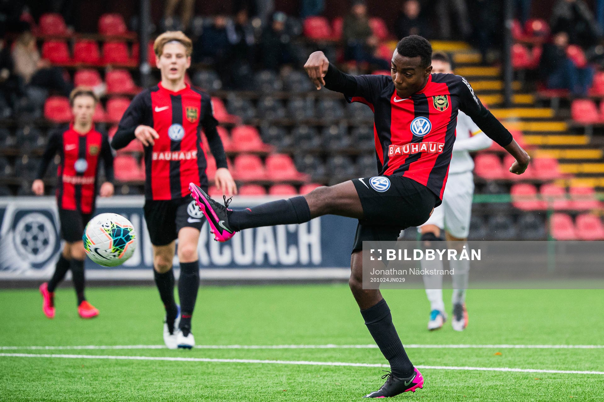 Brommapojkarnas Leonard Kleist under fotbollsmatchen i U16