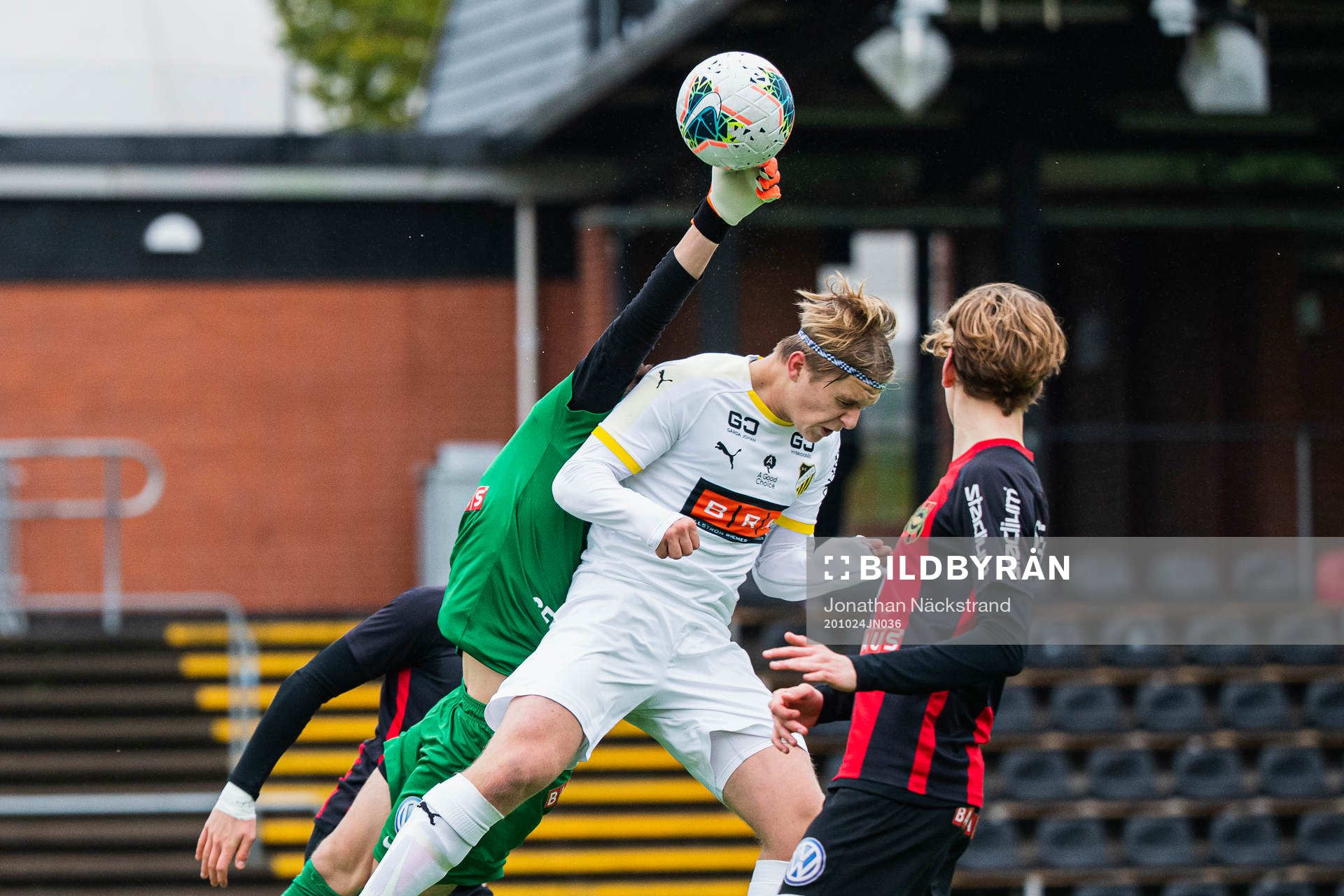 Häckens William Nilsson och Brommapojkarnas målvakt Elis