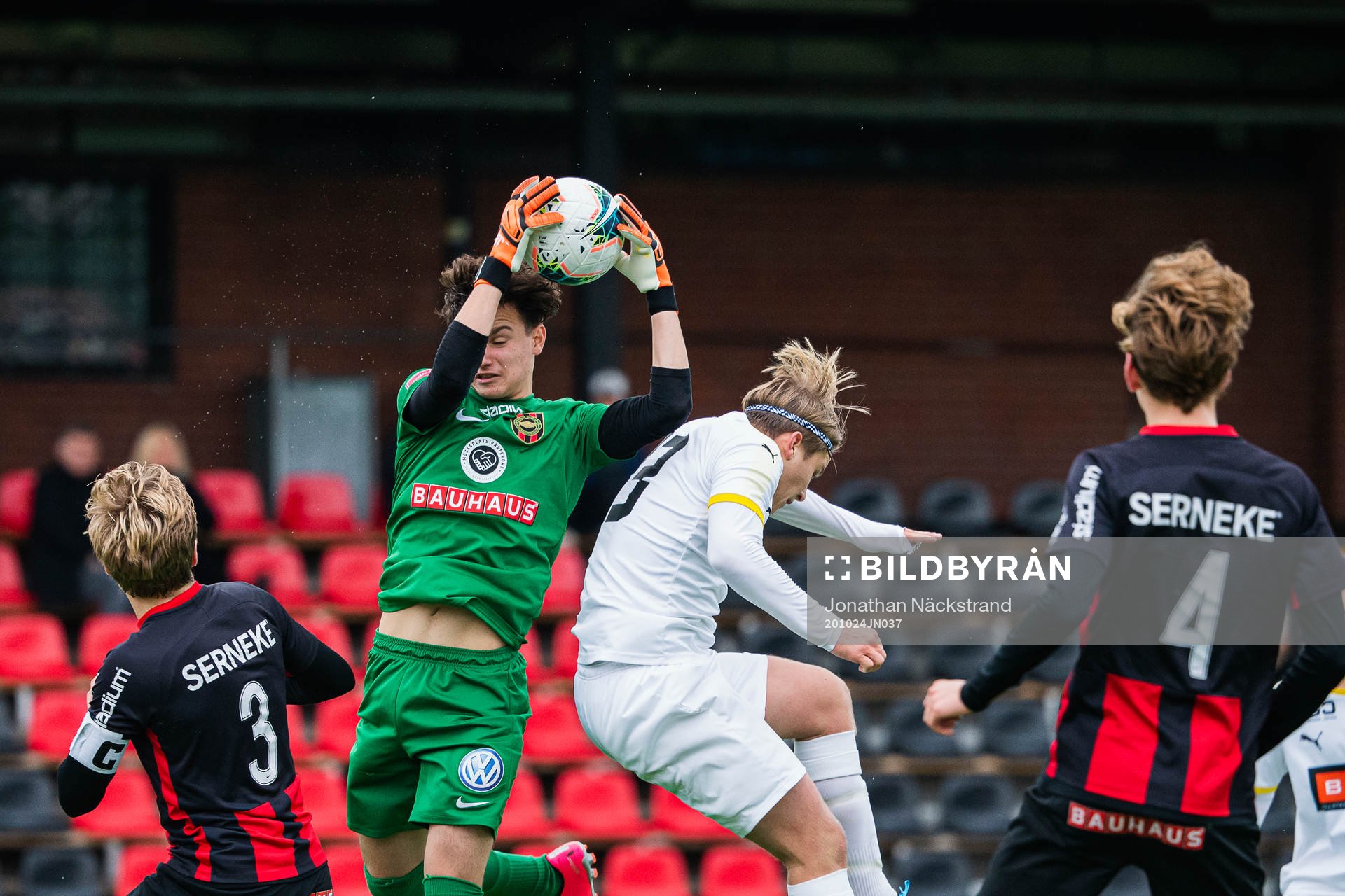 Häckens William Nilsson och Brommapojkarnas målvakt Elis