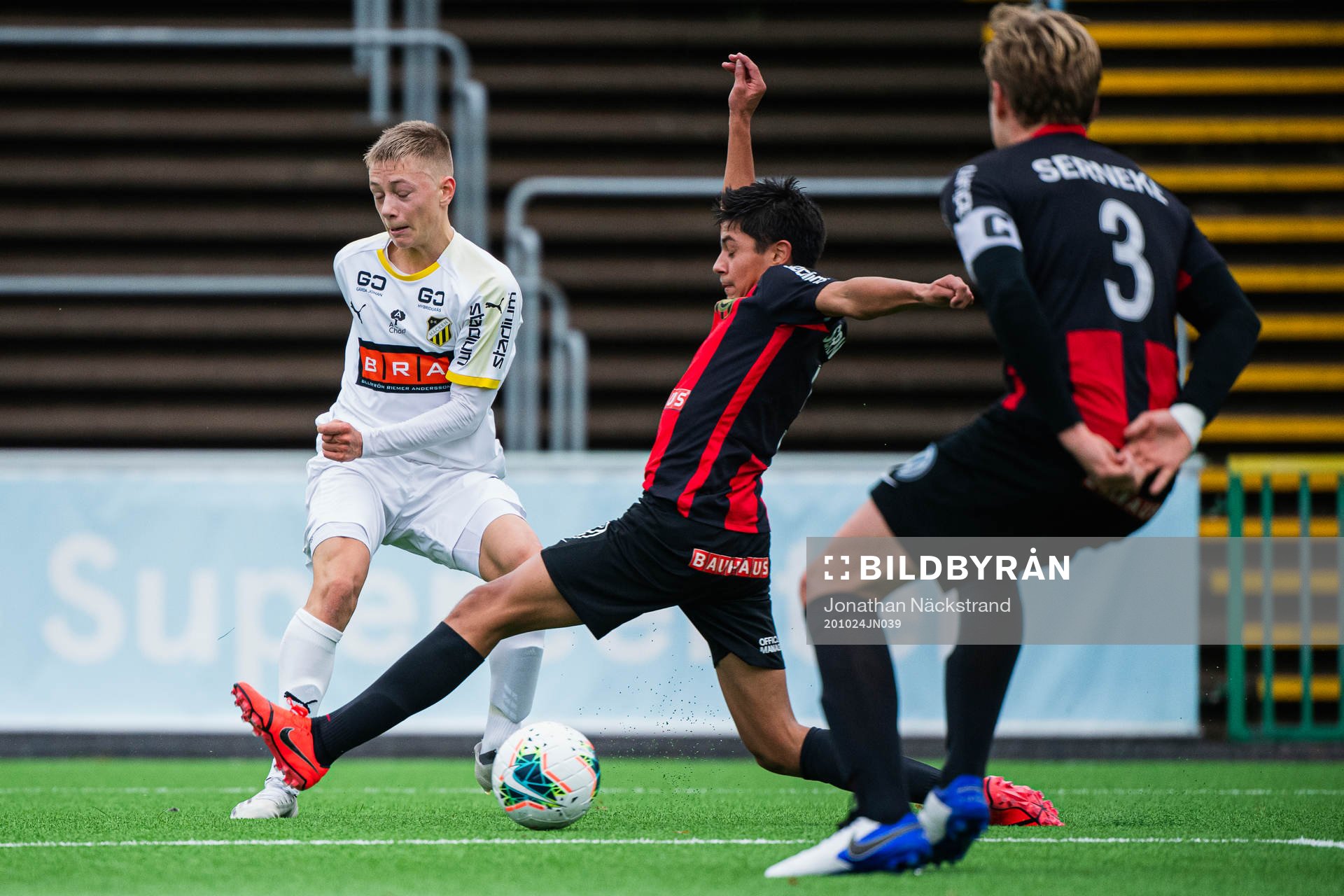 Häckens Oskar Ruuska under fotbollsmatchen i U16