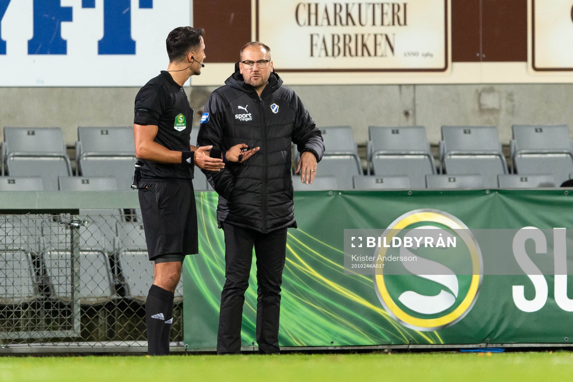 Domare Adi Aganovic och Halmstads tränare Magnus Haglund