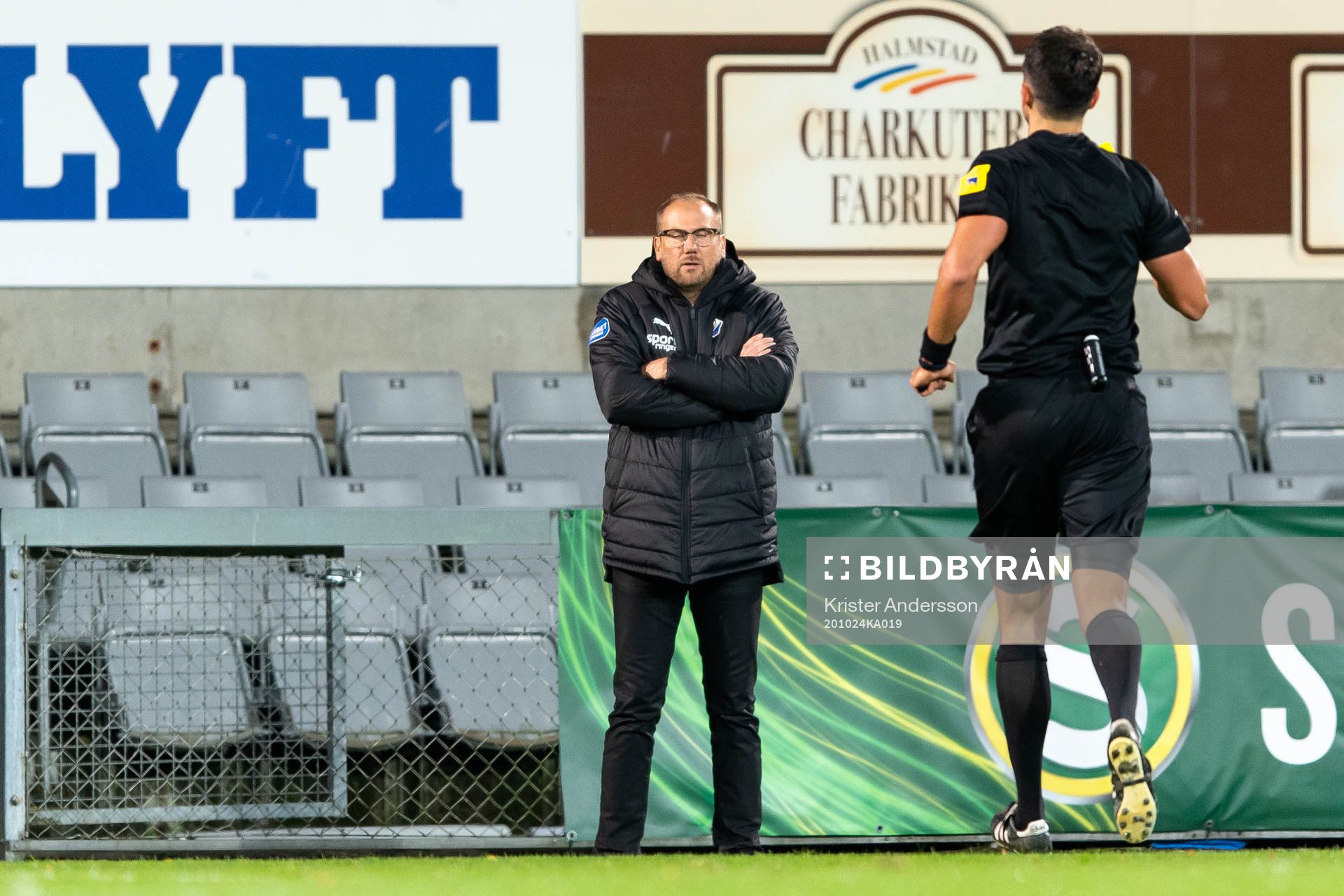 Halmstads tränare Magnus Haglund får gult kort