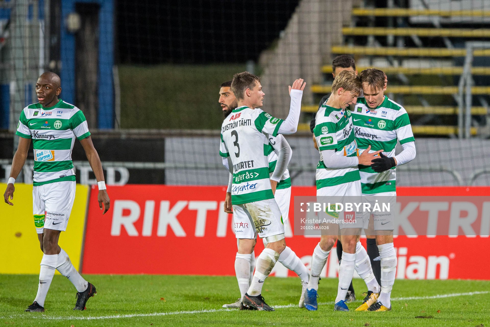 Västerås Viktor Prodell jublar med lagkamrater efter sitt 1-1 mål under fotbollsmatchen i Superettan mellan Halmstad och Västerås SK den 24 oktober 2020 i Halmstad.