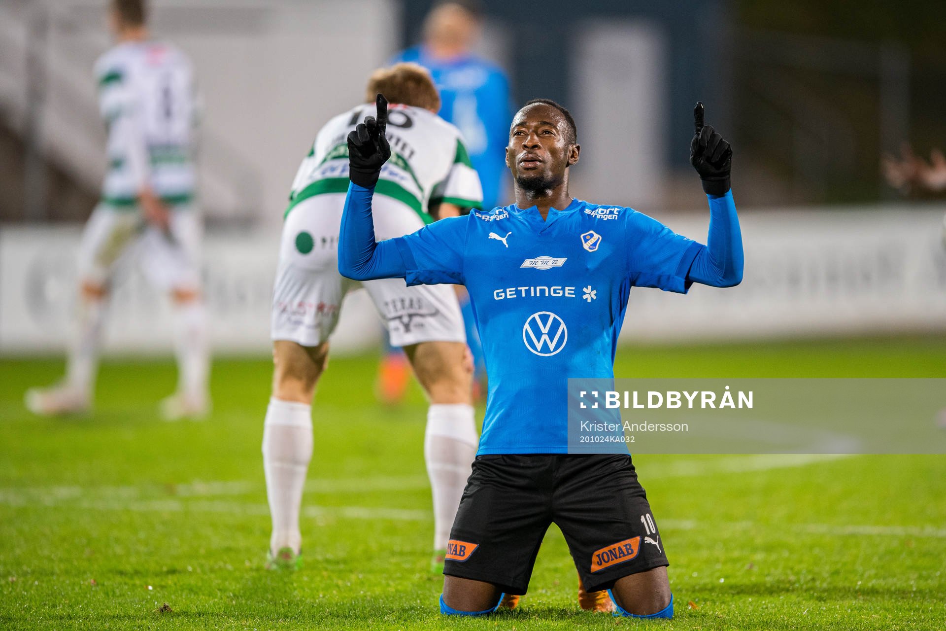 Halmstads Sadat Karim jublar efter fotbollsmatchen i Superettan  mellan Halmstad och Västerås SK den 24 oktober 2020 i Halmstad.