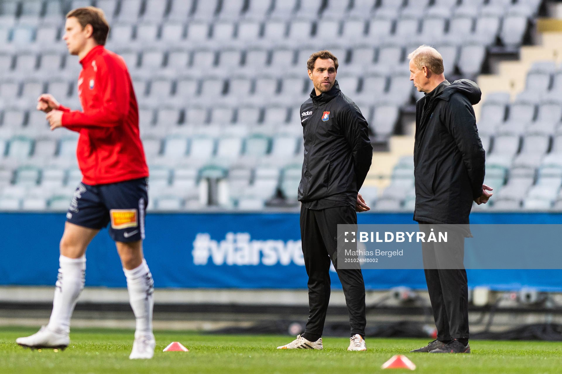 Örgrytes assisterande tränare Johan Elmander och tränare Sören Börjesson under uppvärmningen inför fotbollsmatchen i Superettan mellan Örgryte och Öster den 24 oktober 2020 i Göteborg.