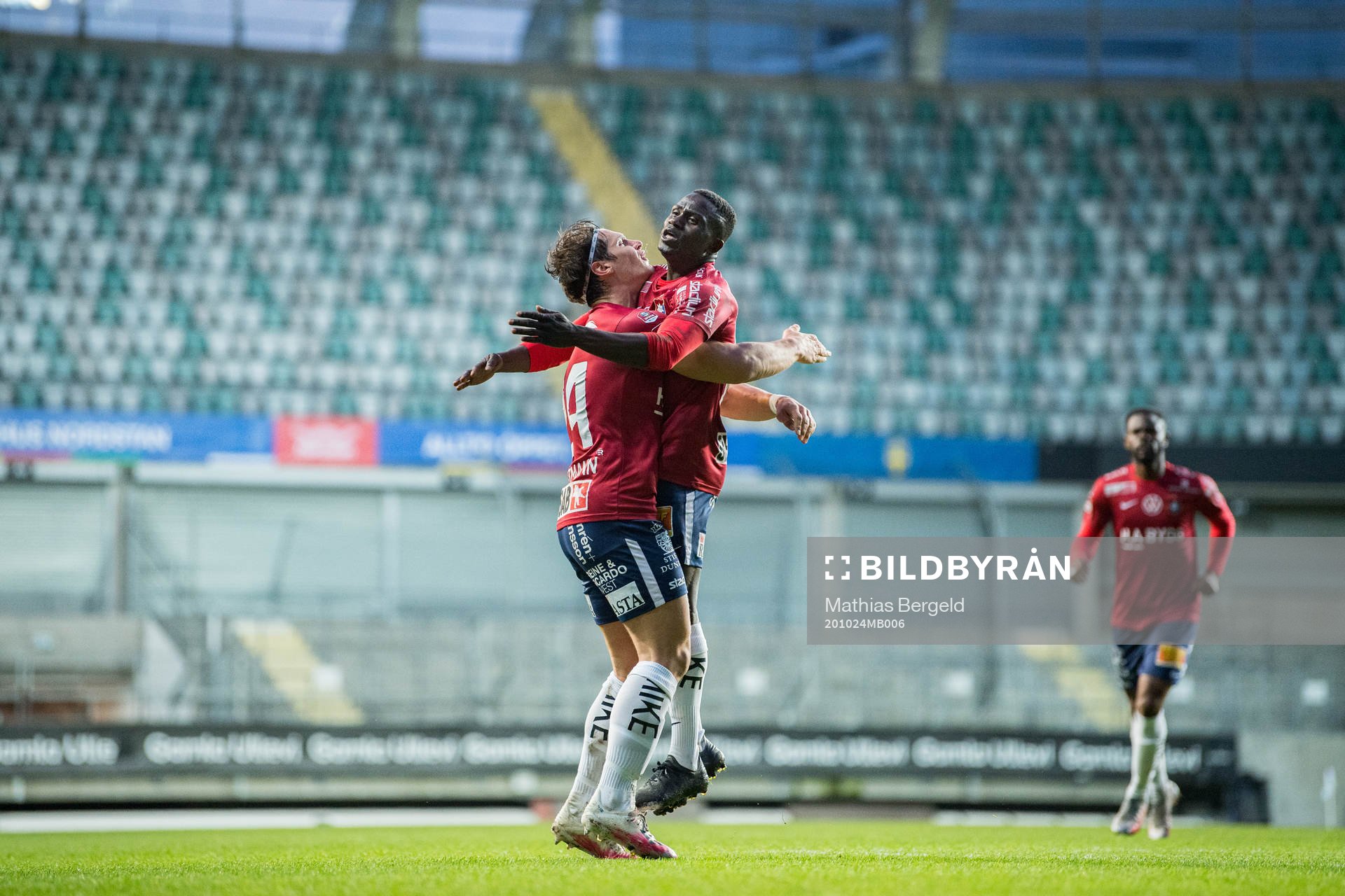 Örgrytes Kevin Ackermann och Babacarr Jobe jublar
