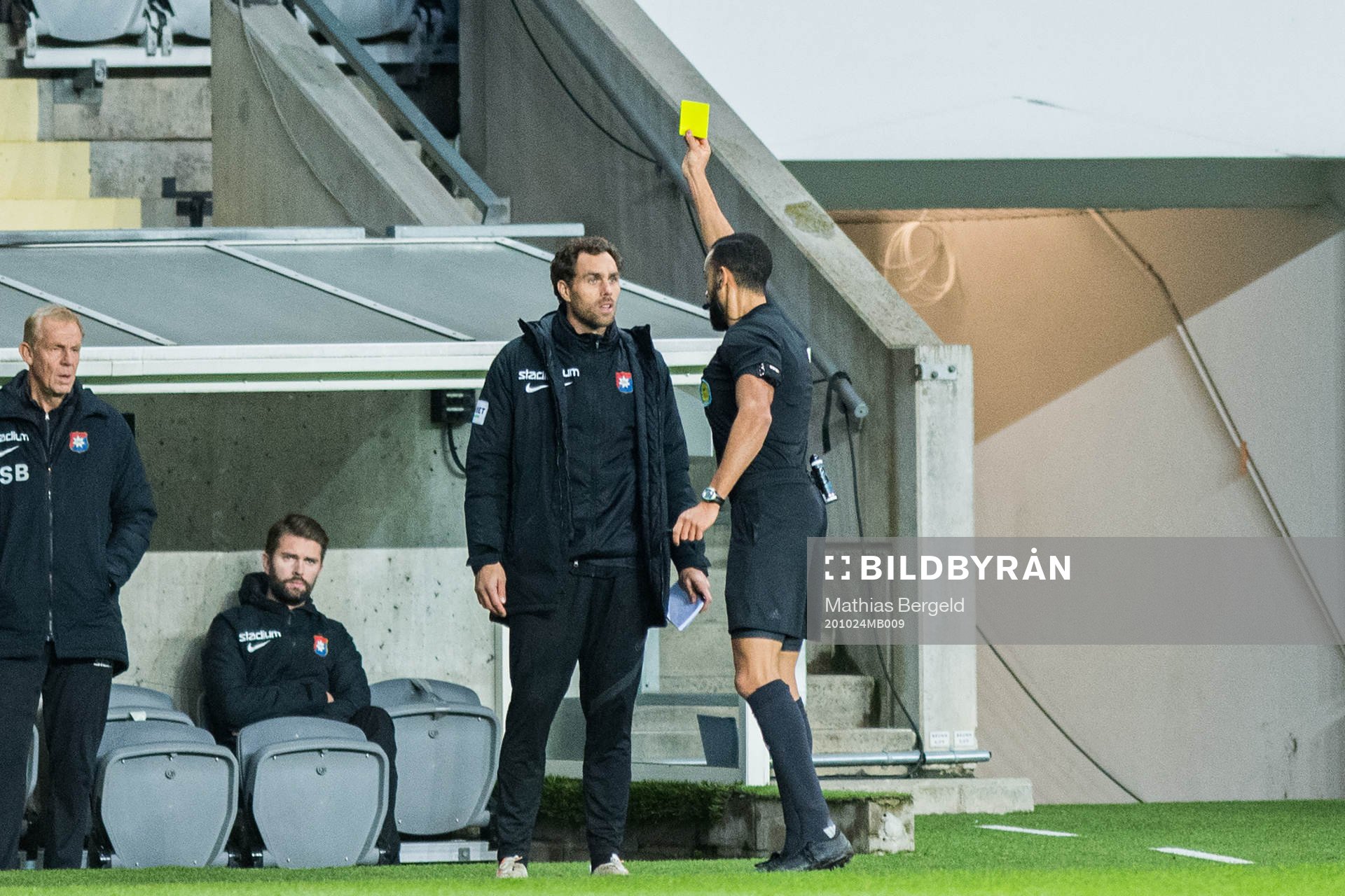 Örgrytes assisterande tränare Johan Elmander får gult