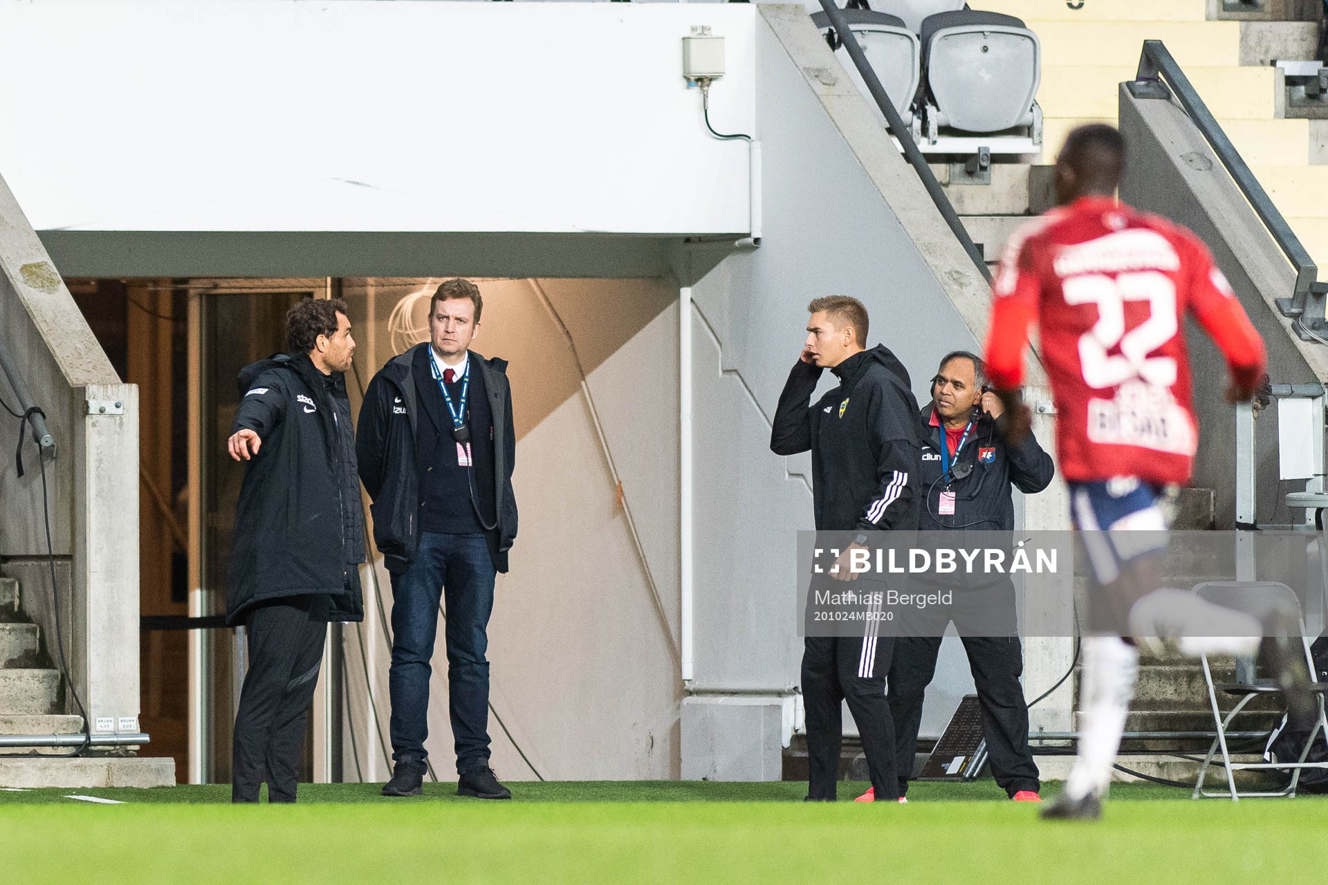 Örgrytes assisterande tränare Johan Elmander i diskussion