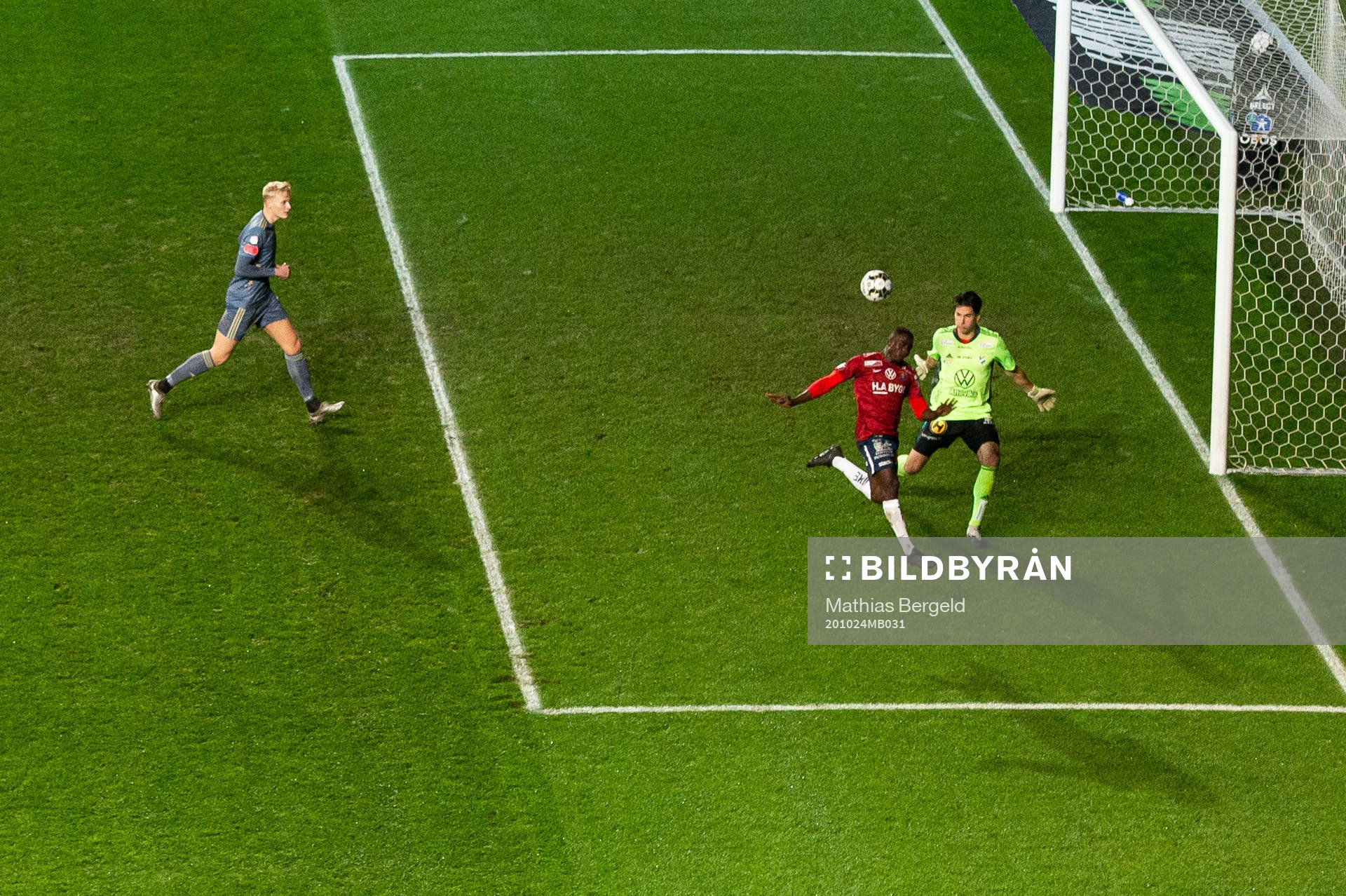 Örgrytes Babacarr Jobe gör 2-0 bakom Östers målvakt