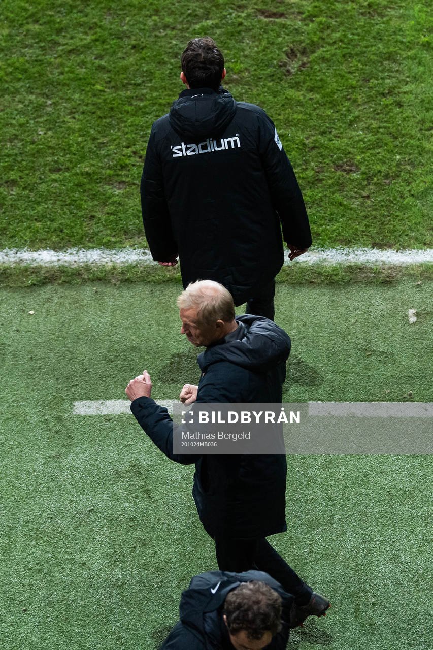 Örgrytes tränare Sören Börjesson jublar under fotbollsmatchen i Superettan mellan Örgryte och Öster den 24 oktober 2020 i Göteborg.