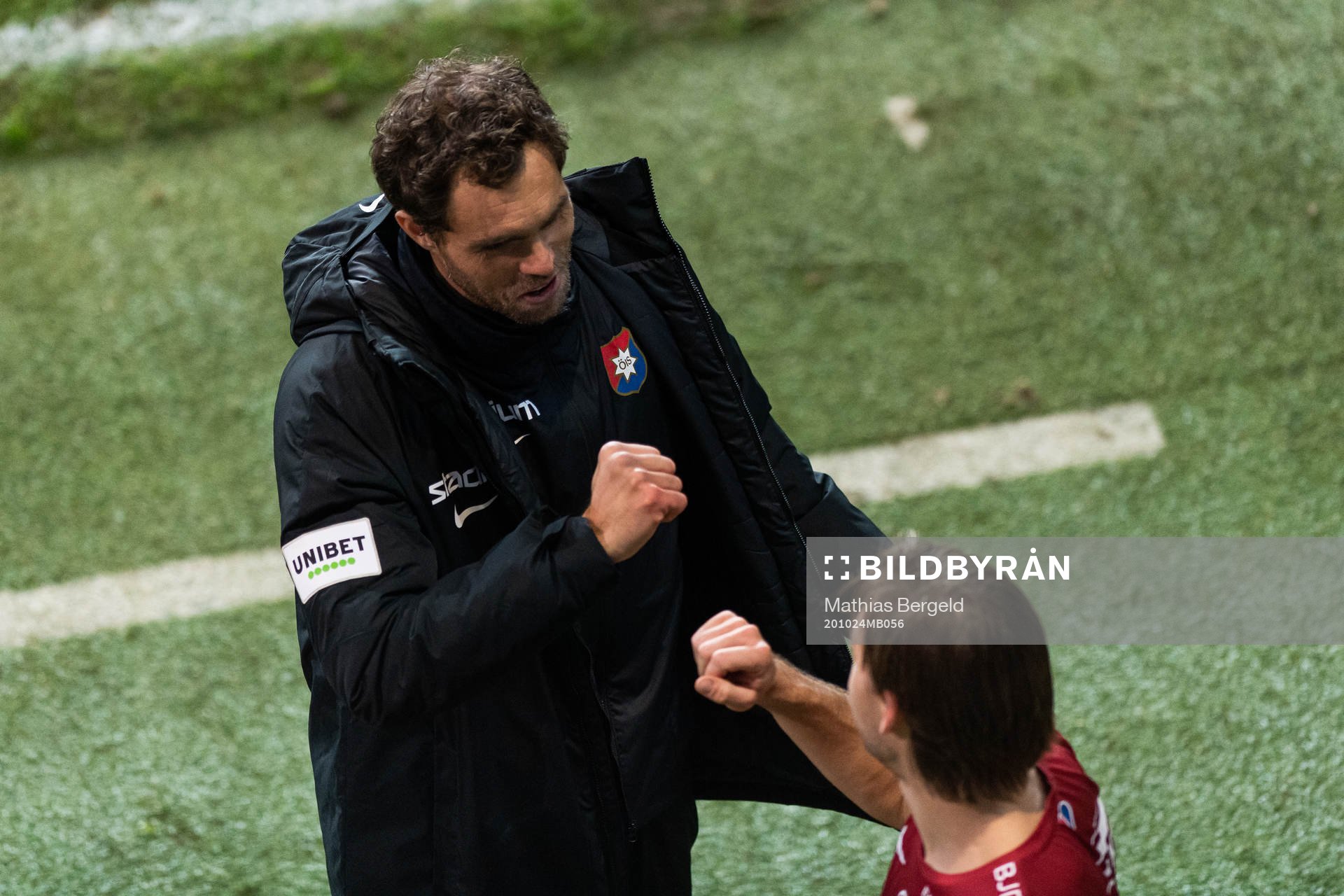 Örgrytes assisterande tränare Johan Elmander jublar