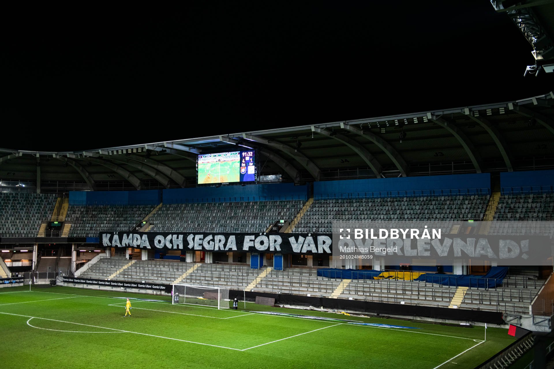 En banderoll med texten ”Kämpa och segra för vår överlevnad” under fotbollsmatchen i Superettan mellan Örgryte och Öster den 24 oktober 2020 i Göteborg.