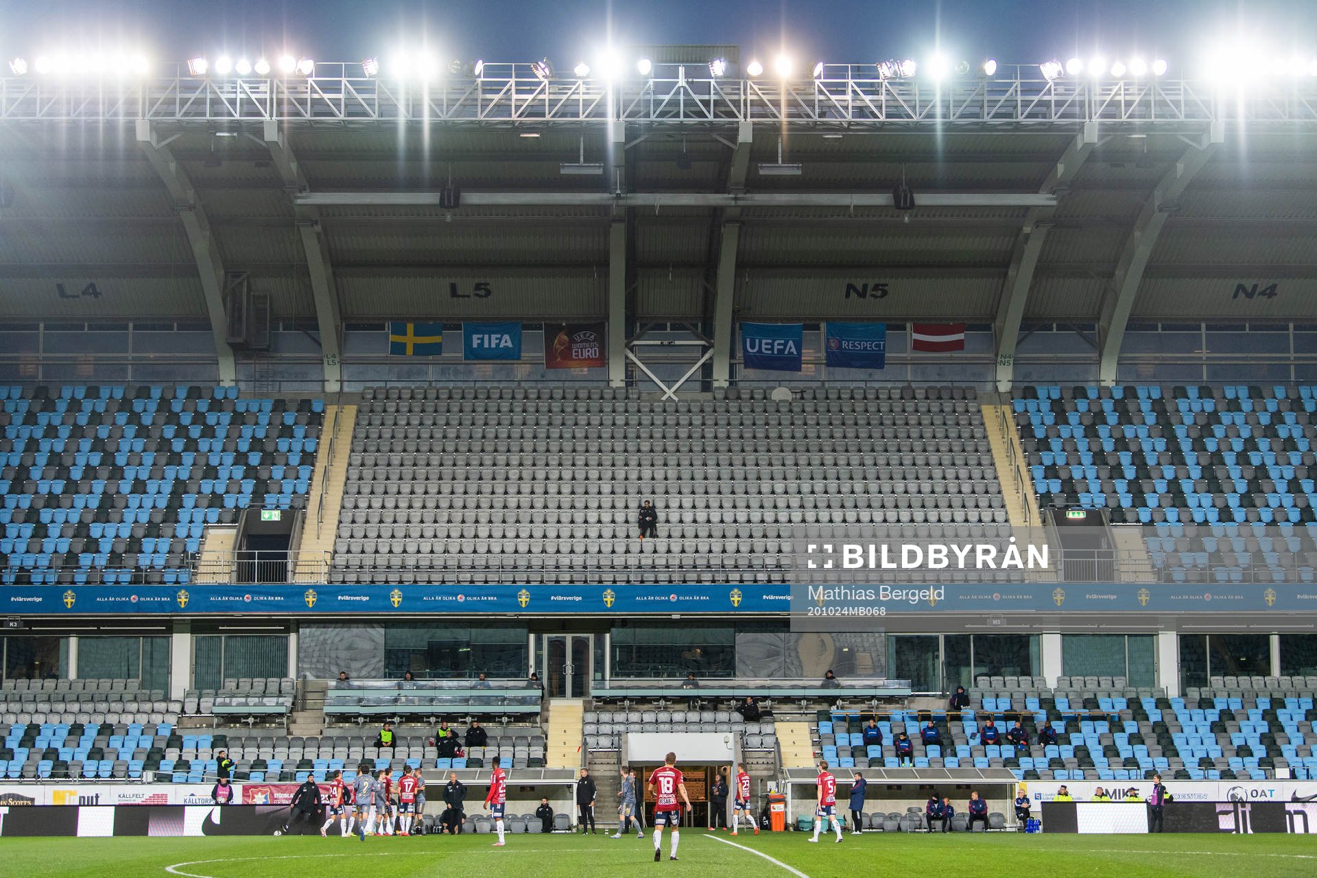 Örgrytes assisterande tränare Johan Elmander sitter ensam på läktaren under fotbollsmatchen i Superettan mellan Örgryte och Öster den 24 oktober 2020 i Göteborg.