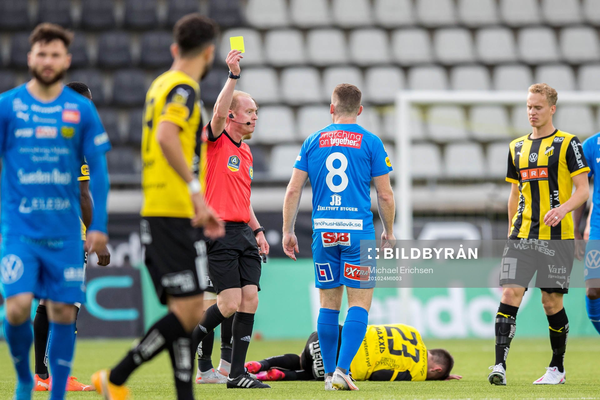 Mjällbys Viktor Agardius får gult kort