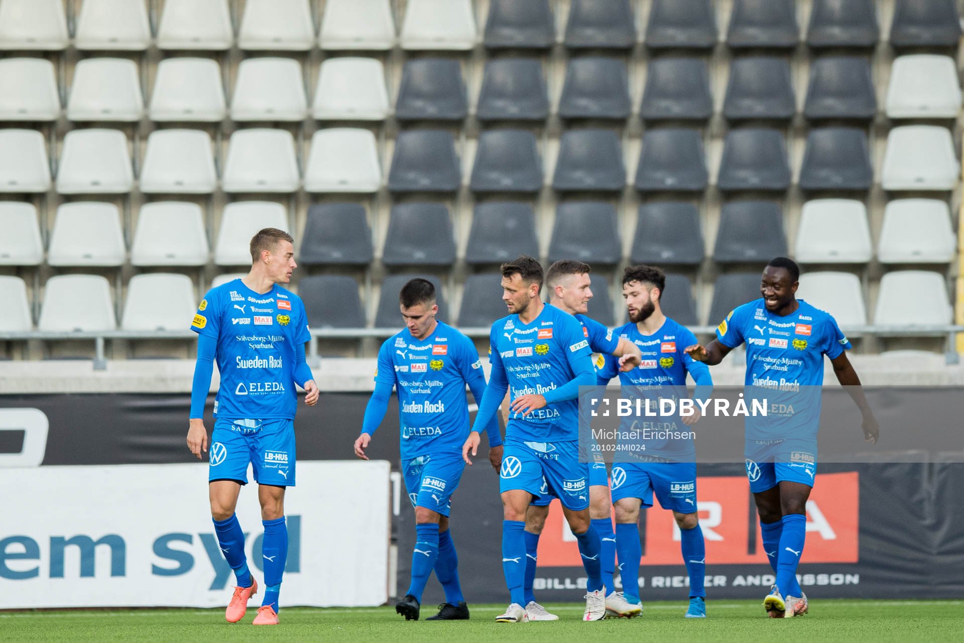 Mjällbys Moses Ogbu (th) jublar med lagkamrater
