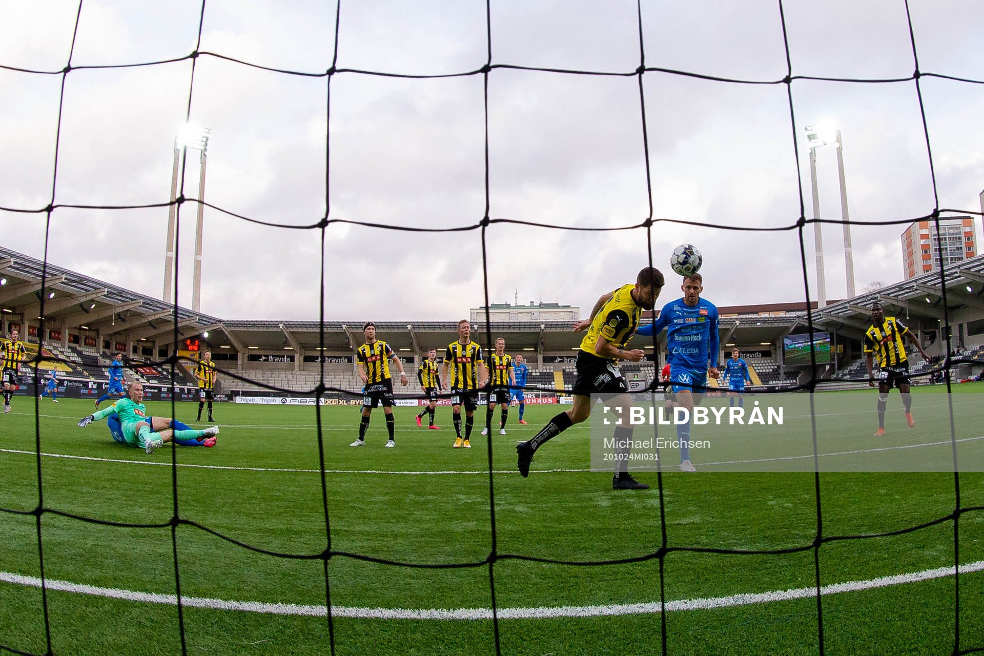 Mjällbys Max Watson nickar in 0-1 förbi Häckens Joona
