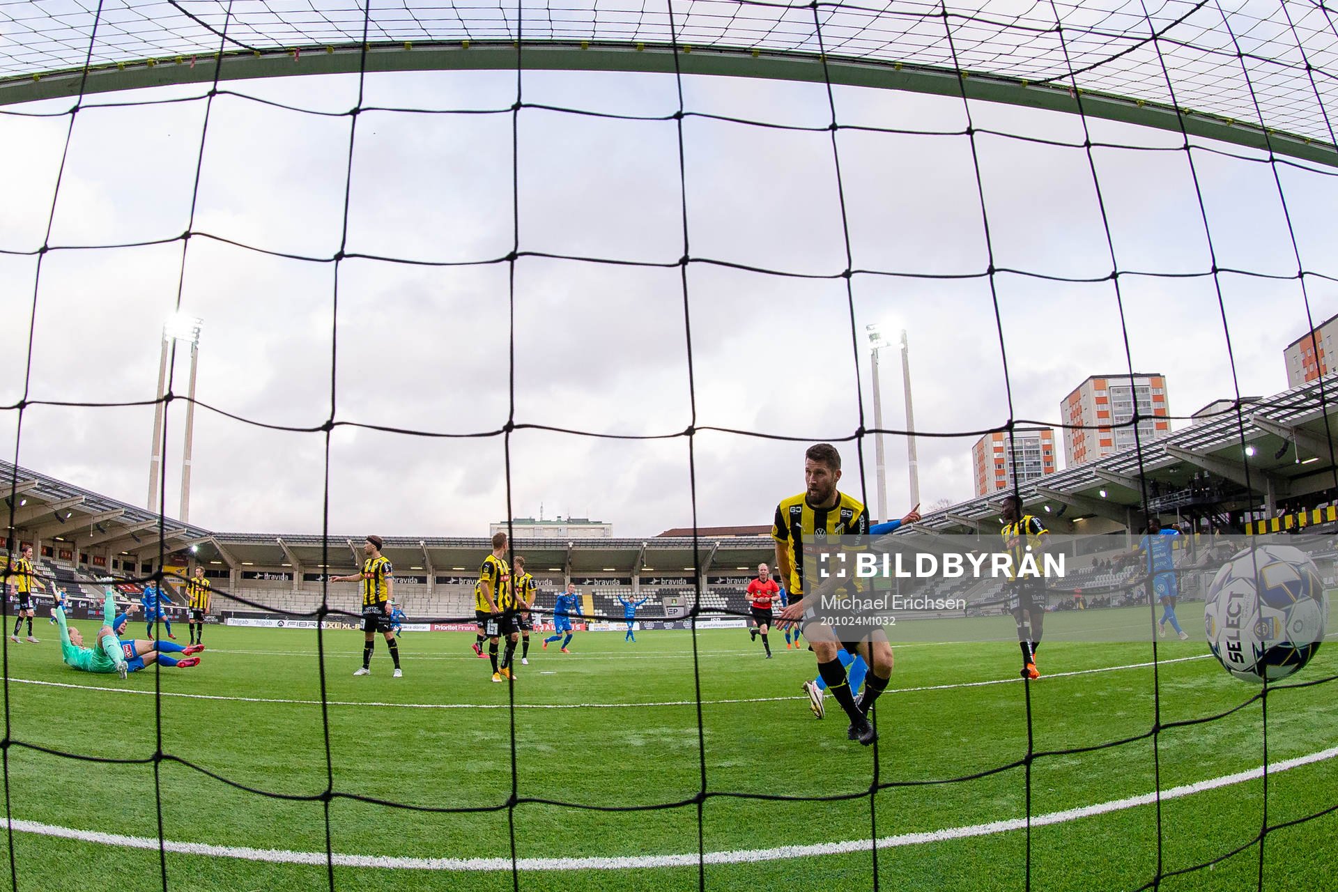 Mjällbys Max Watson nickar in 0-1 förbi Häckens Joona