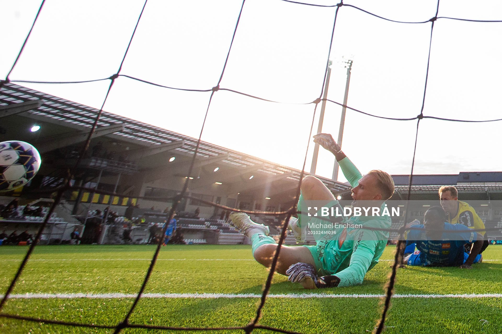 Mjällbys Moses Ogbu gör 0-2 bakom Häckens målvakt