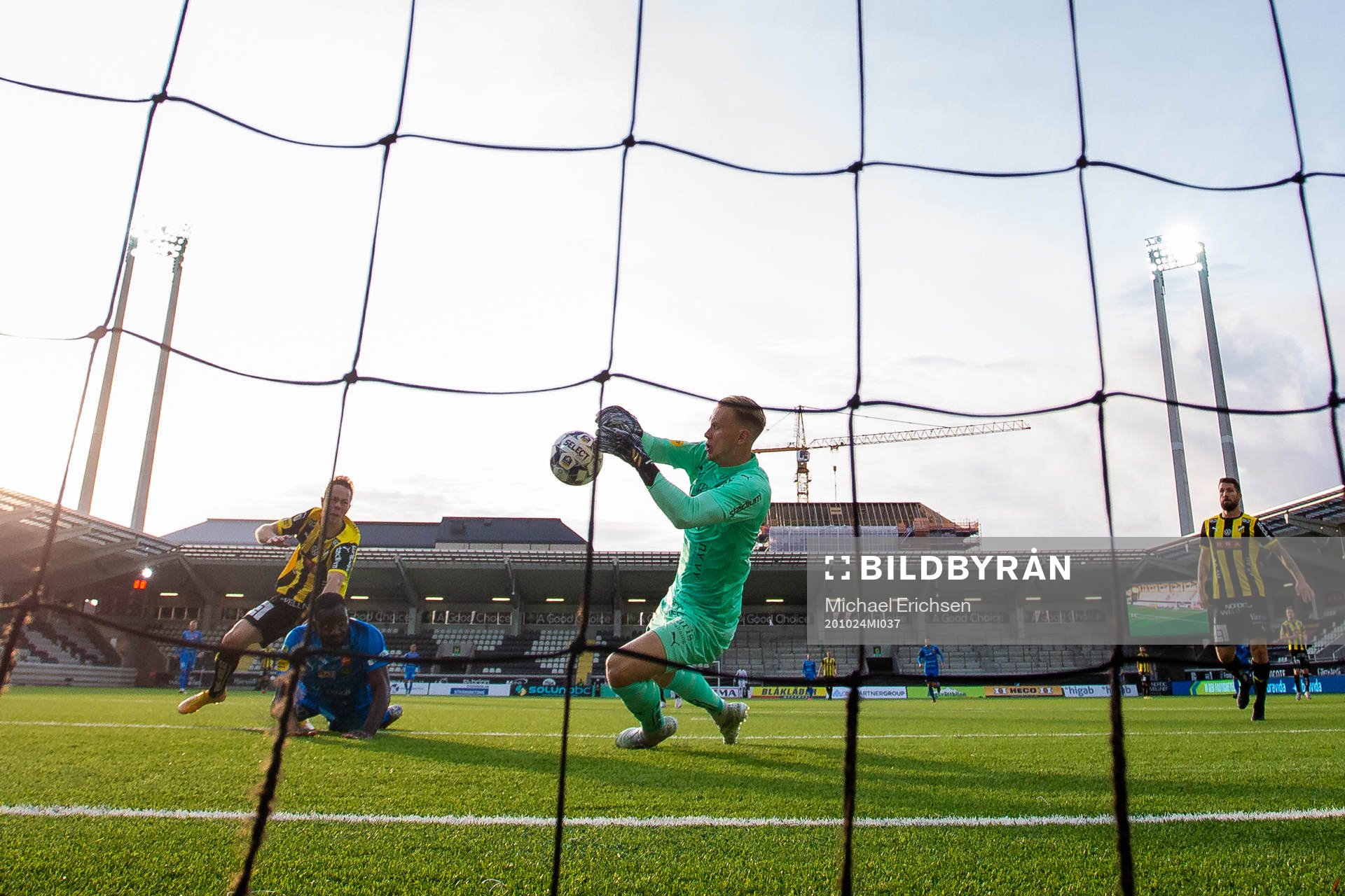 Mjällbys Moses Ogbu gör 0-2 bakom Häckens målvakt