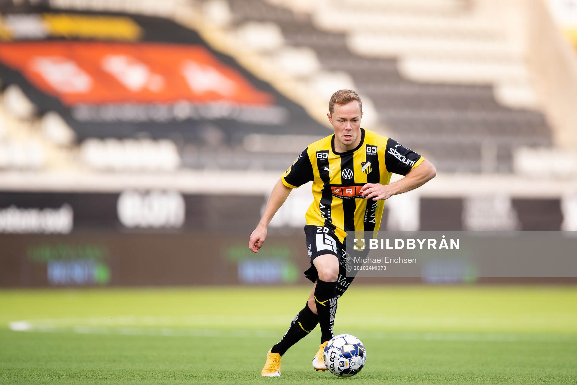 Häckens Adam Andersson framför tomma läktare