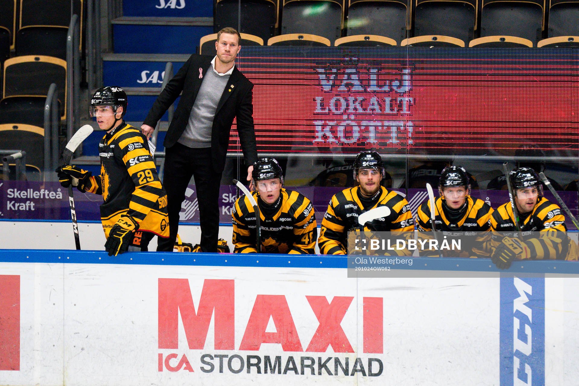 Skellefteås tränare Andreas Falk och spelarna i