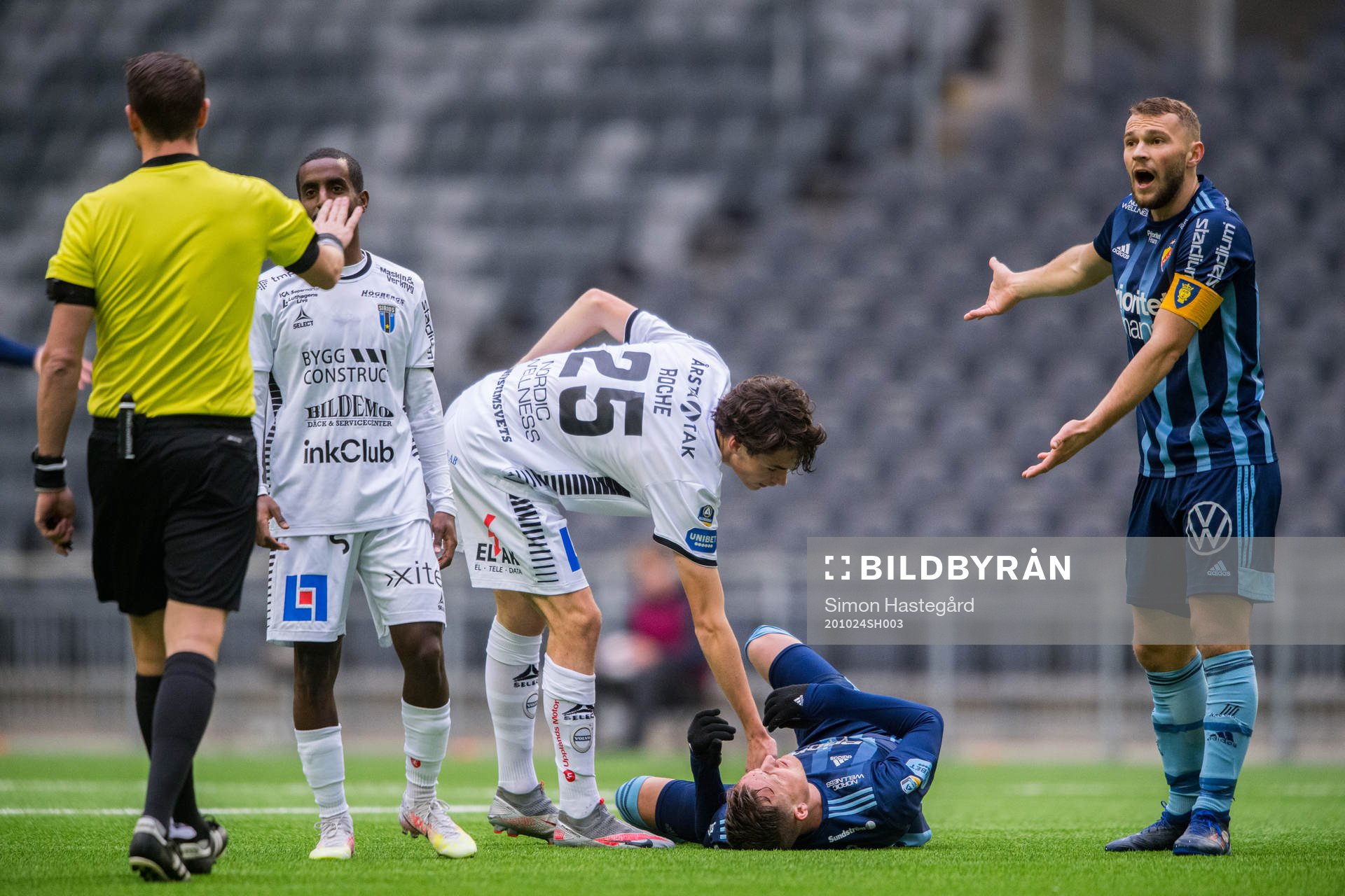 Djurgårdens Jesper Karlström reagerar på ett domslut