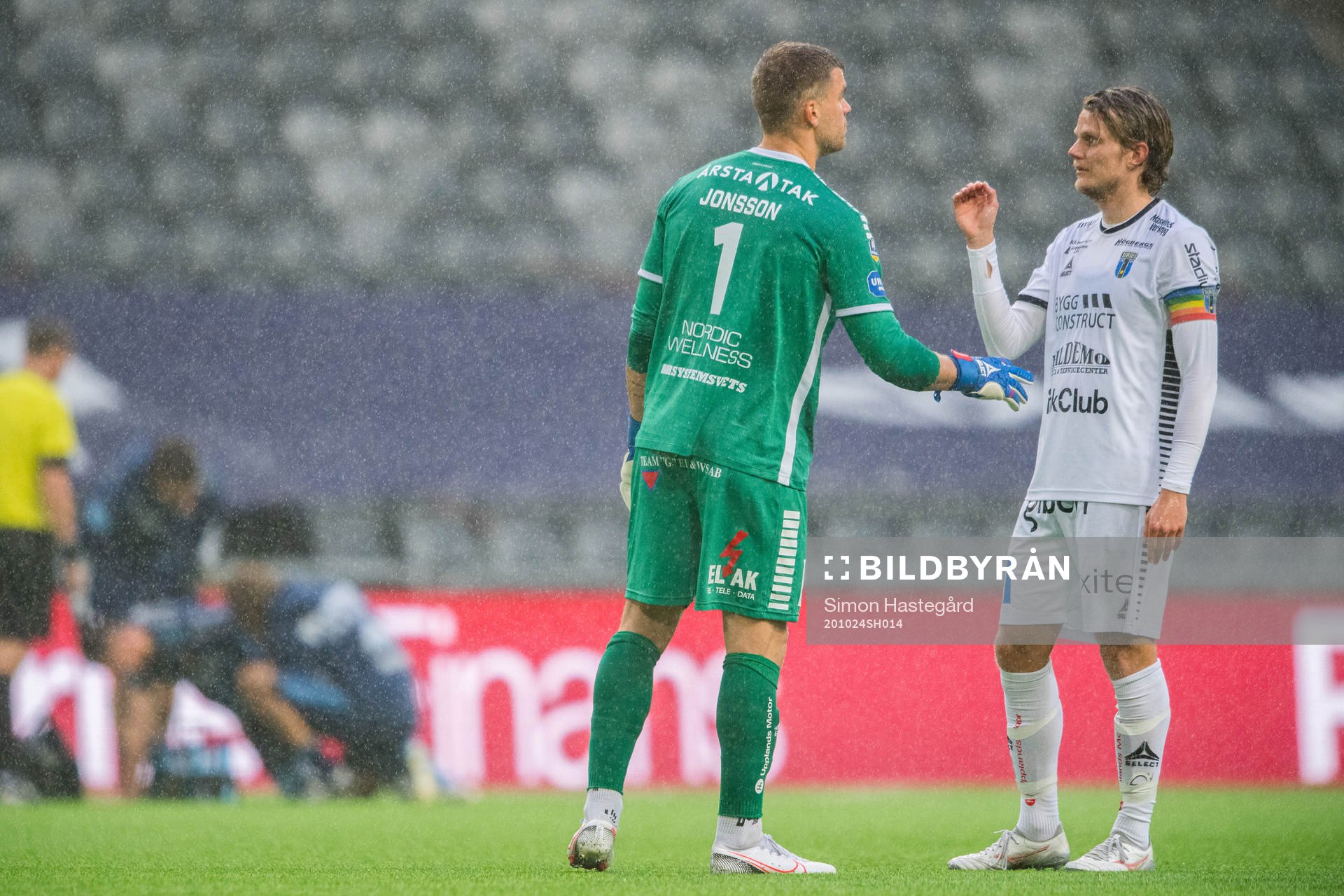 Sirius målvakt Lukas Jonsson och Tim Björkström i samtal