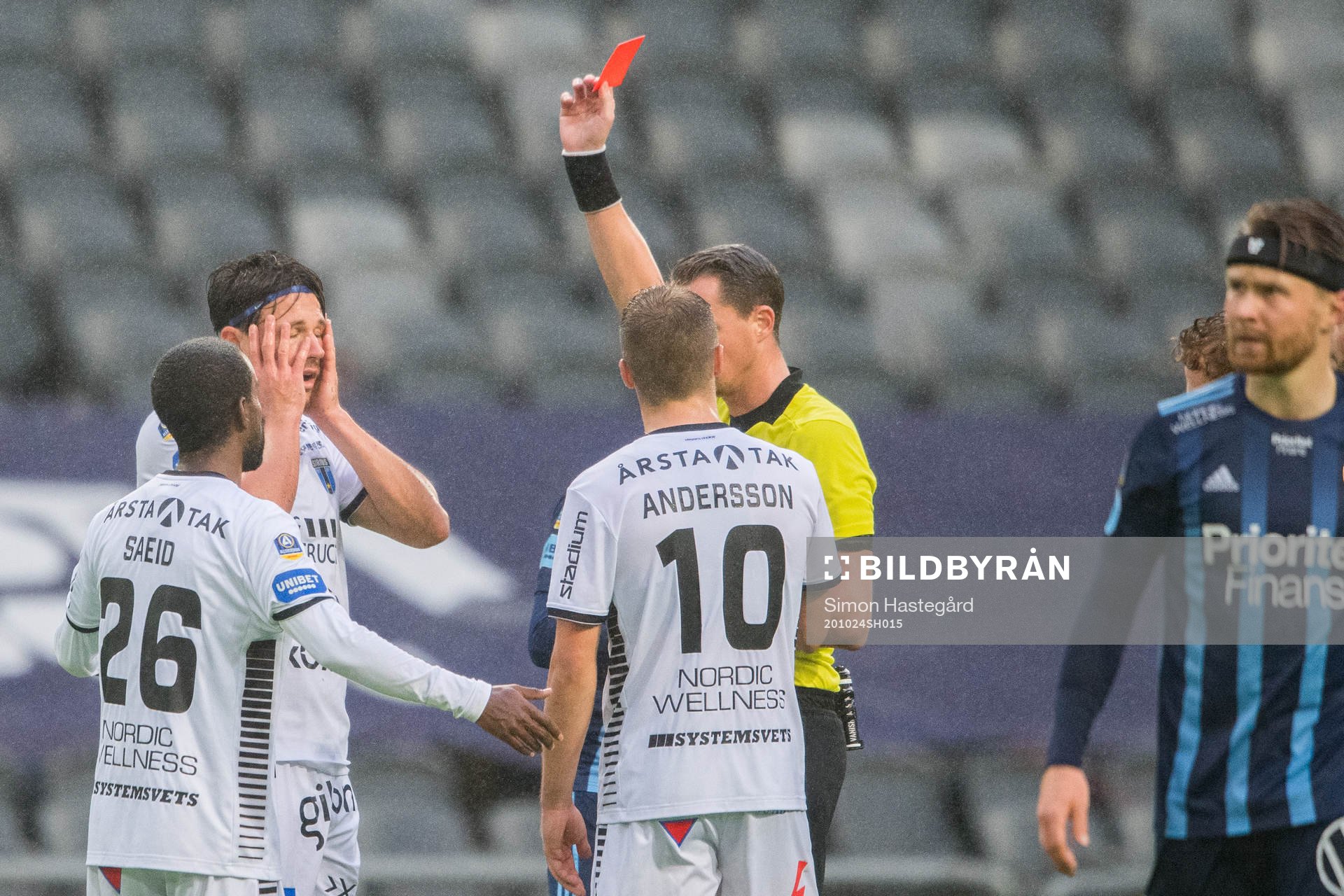 Sirius Stefano Vecchia får rött kort