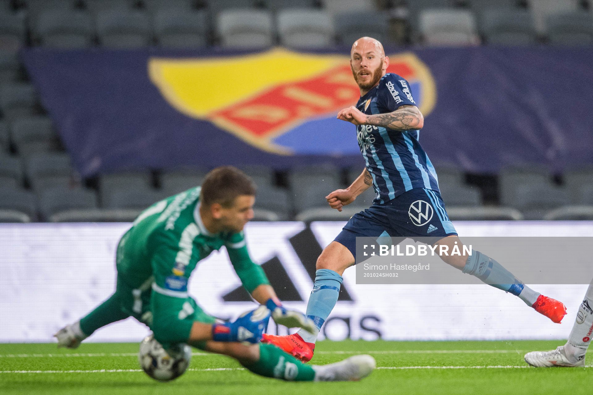 Sirius målvakt Lukas Jonsson räddar skott från