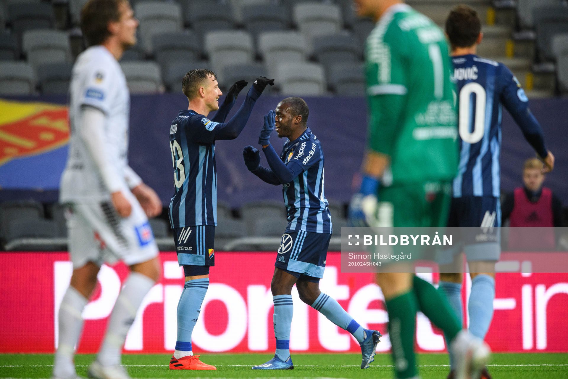 Djurgårdens Fredrik Ulvestad och Edward Chilufya jublar efter 3-0 under fotbollsmatchen i Allsvenskan mellan Djurgården och Sirius den 24 oktober 2020 i Stockholm.
