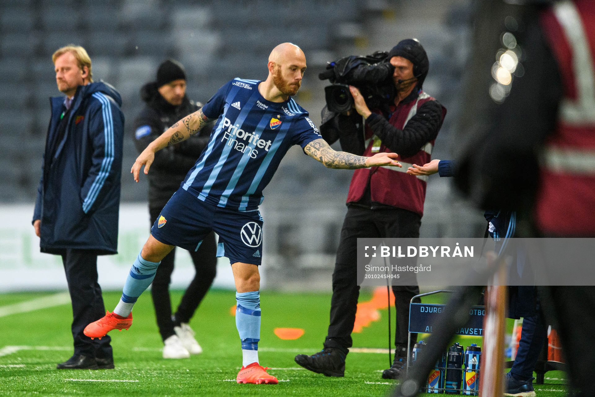 Djurgårdens Magnus Eriksson inväntar byte