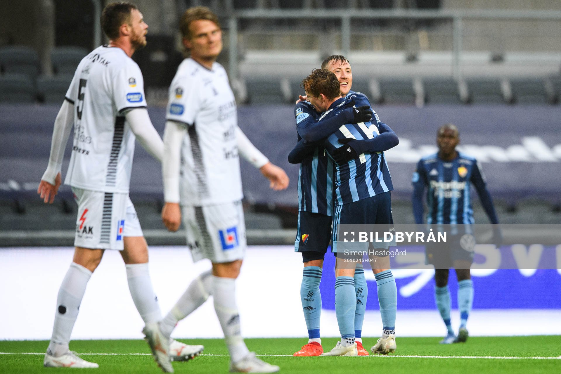 Djurgårdens Fredrik Ulvestad och Edward Chilufya jublar